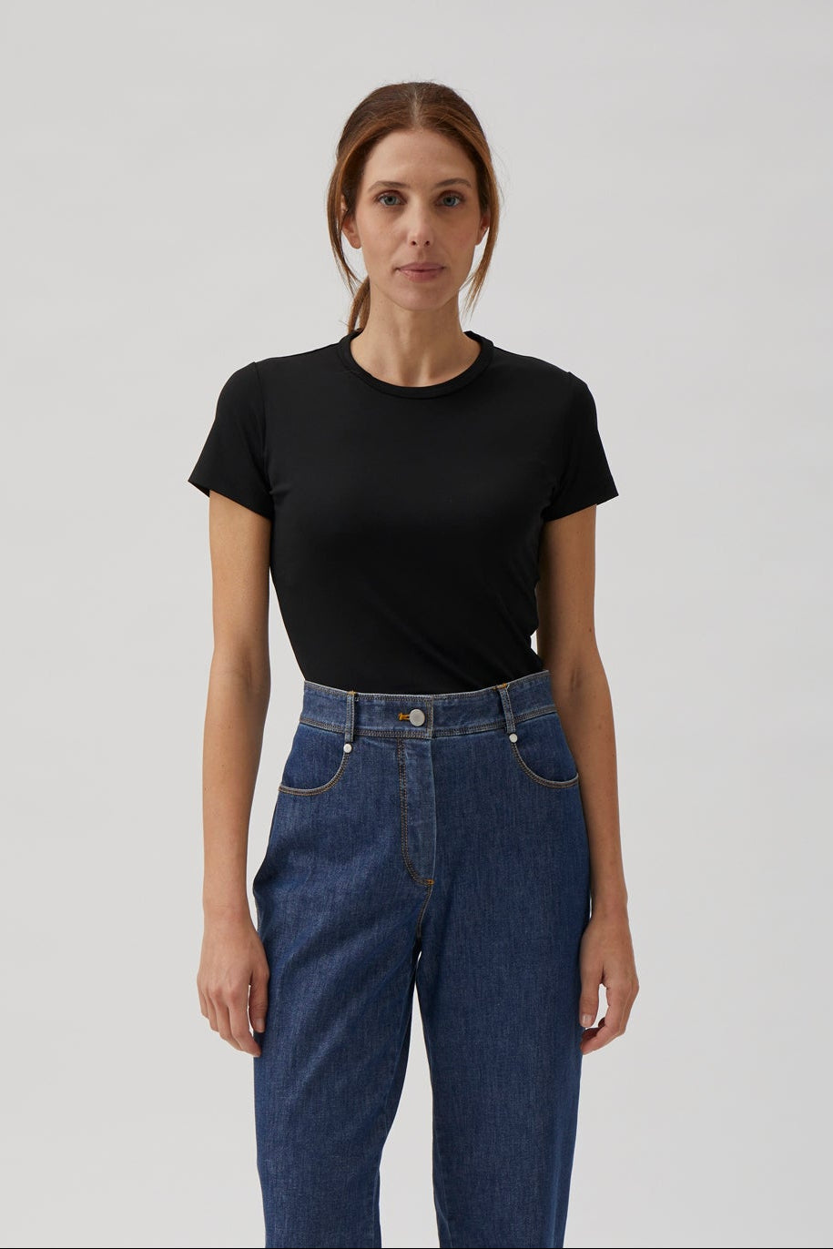 Short-Sleeve Fitted T-Shirt in Nair - 1002 Black