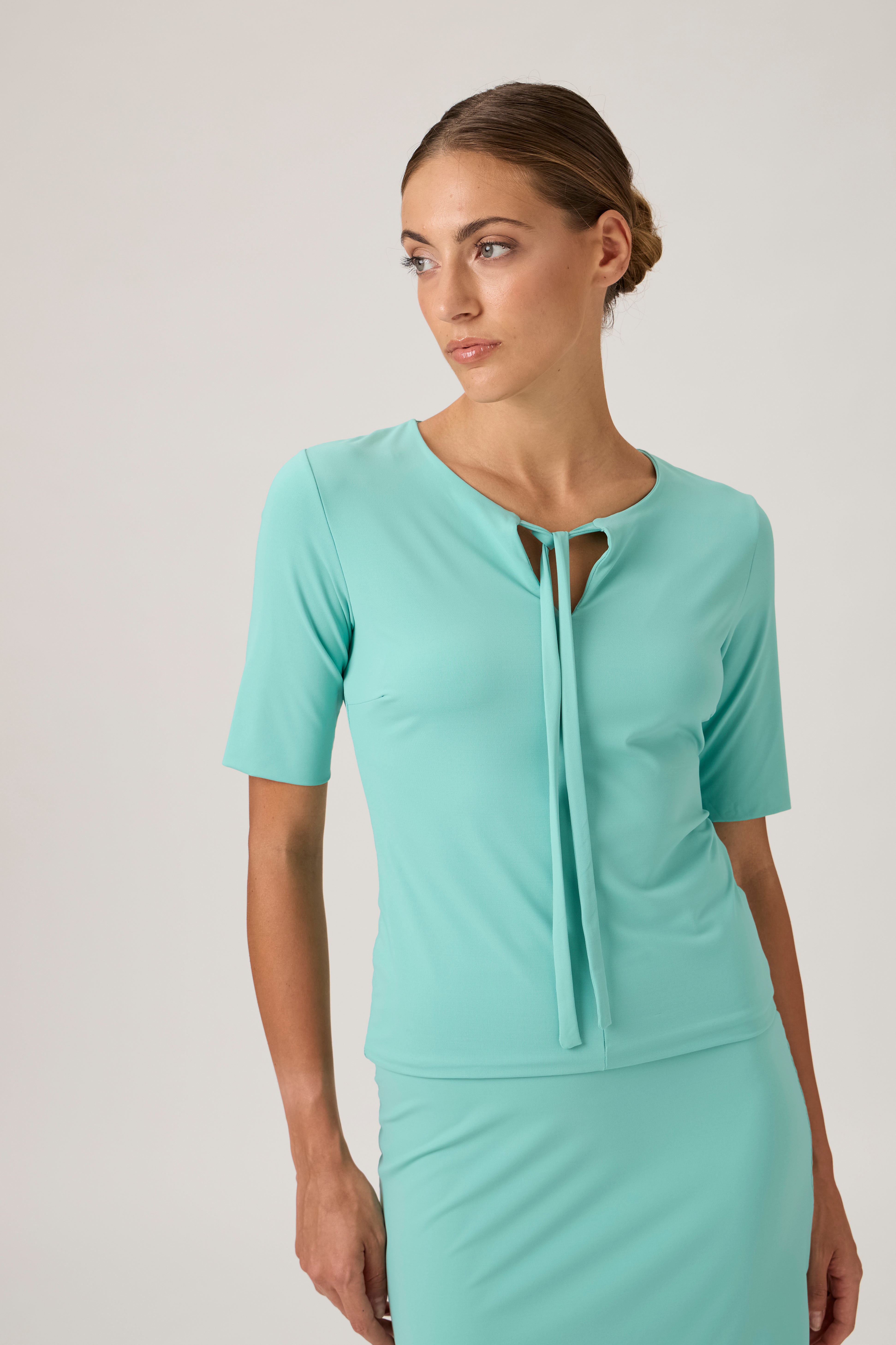 Tie-Neck blouse with ribbon and short sleeves, Verde