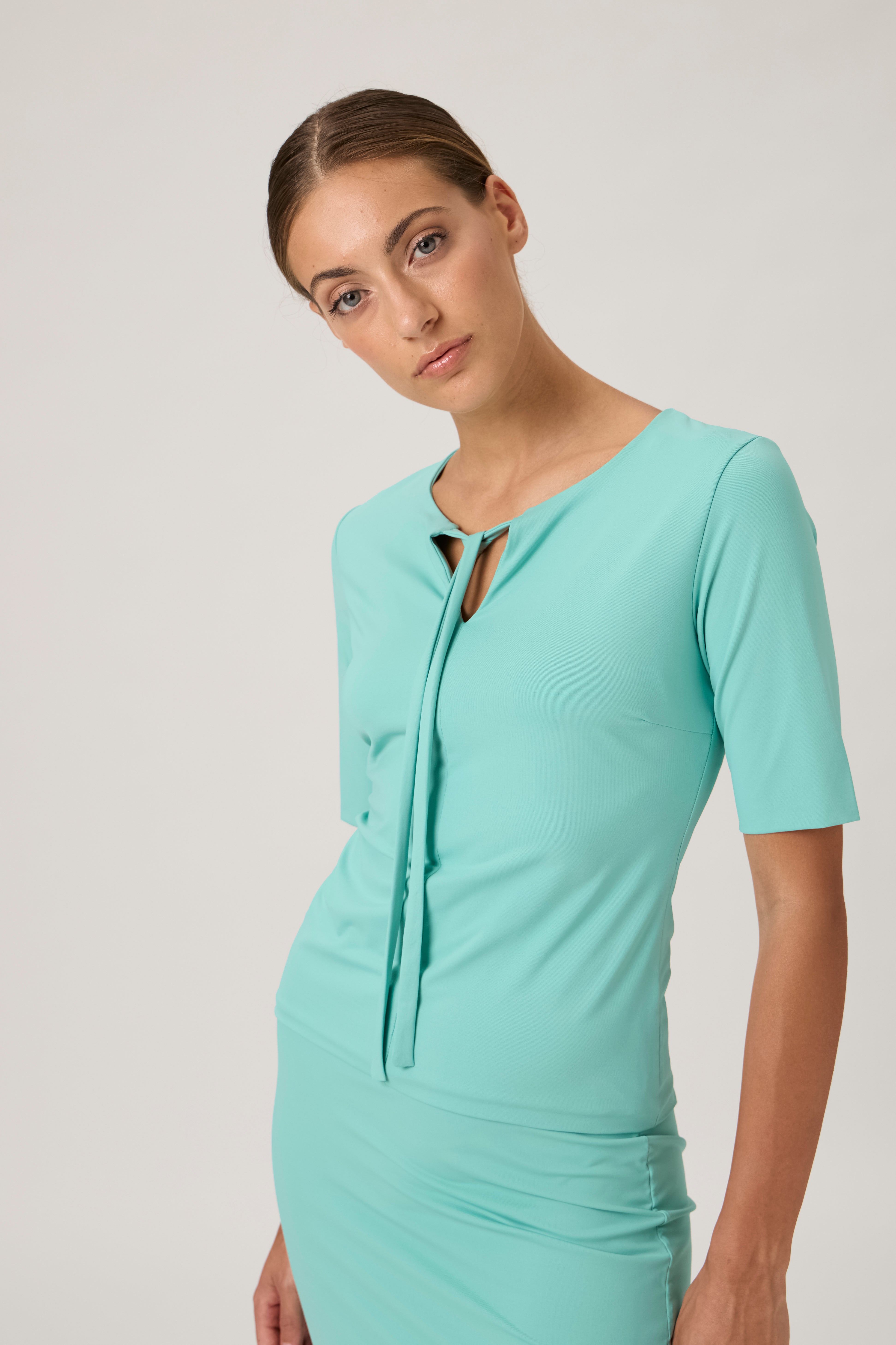 Tie-Neck blouse with ribbon and short sleeves, Verde