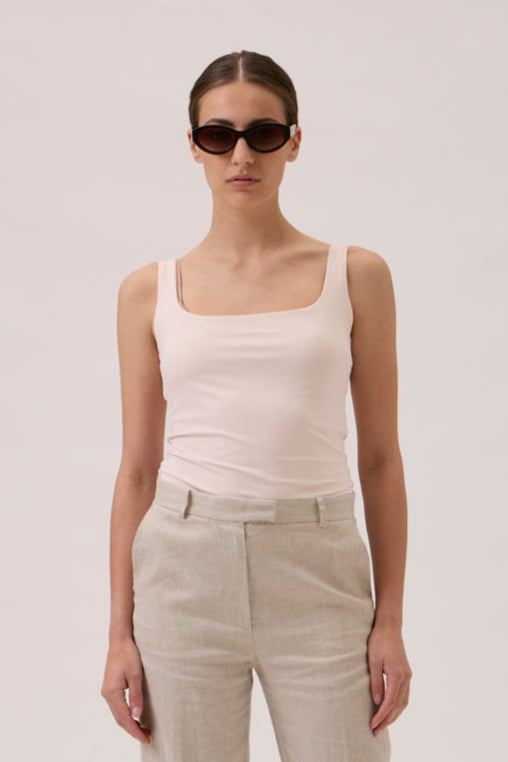 Double-layer Nilo jersey tank top in Cipria, front view with sunglasses