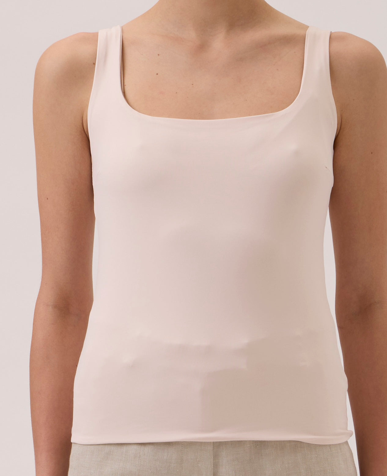 Double-layer Nilo jersey tank top in Cipria, square neckline close-up