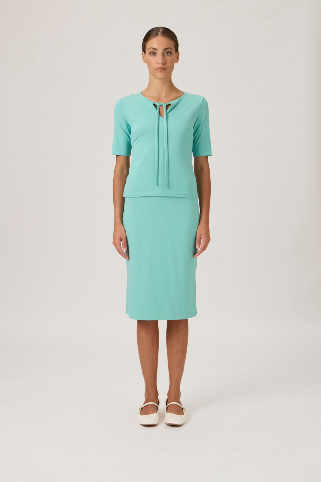 Refined Knee-Length Skirt with Subtle Slit - 3326M Verde