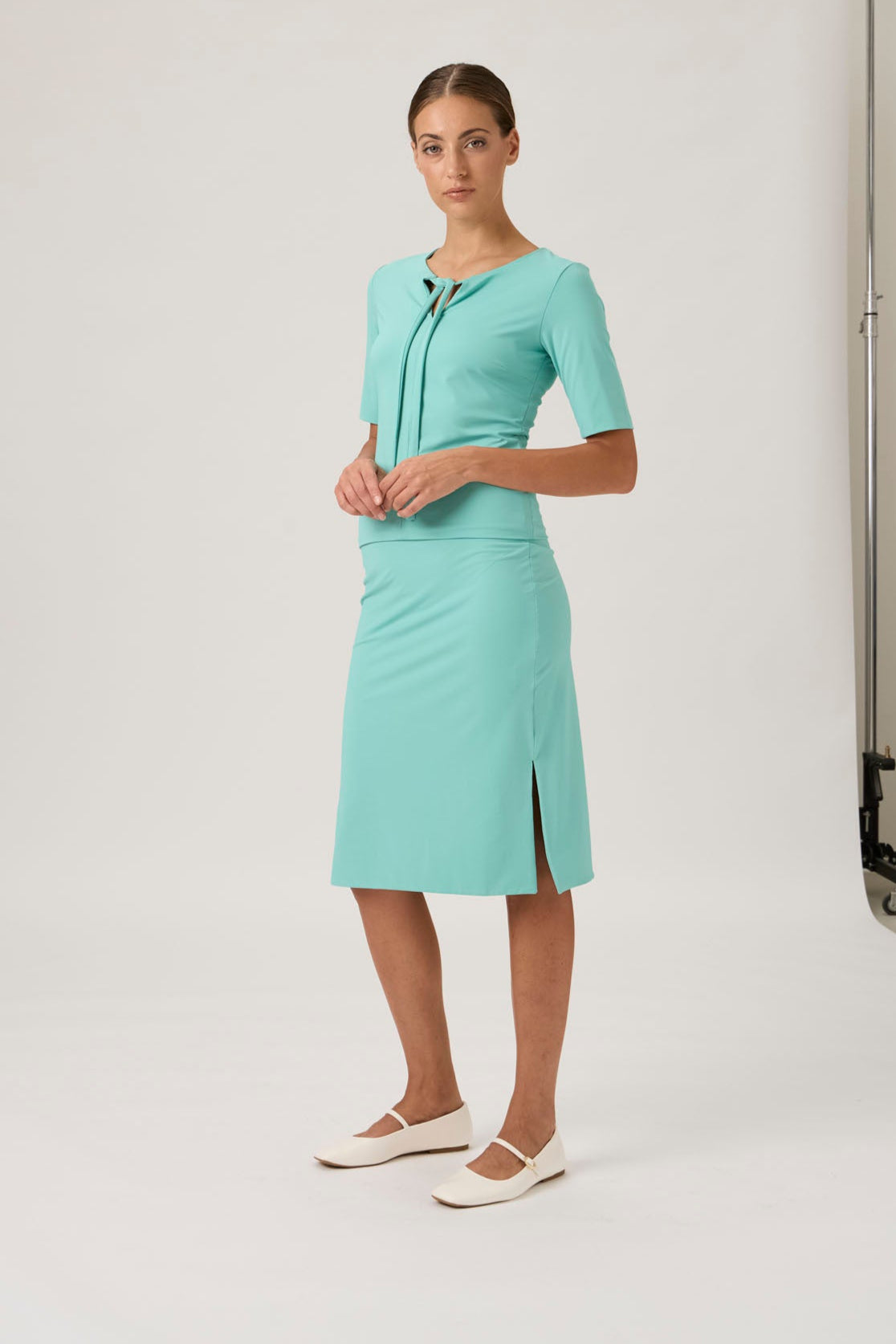Refined Knee-Length Skirt with Subtle Slit - 3326M Verde