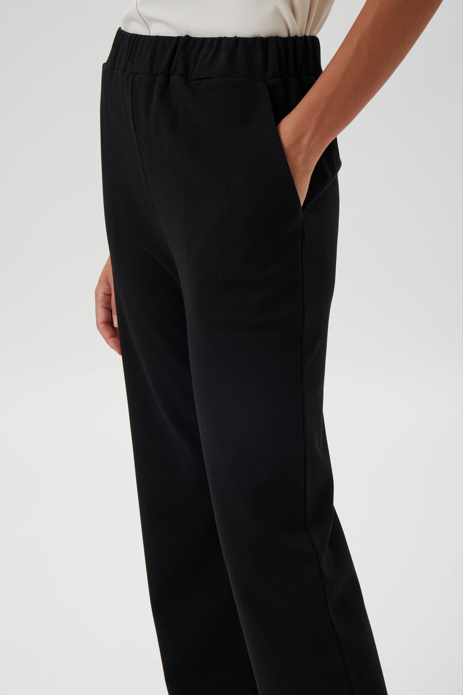 Relaxed Wide-Leg Trousers - Black