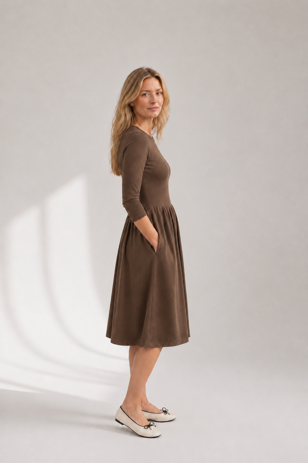 T-Shirt Dress with Pleated Skirt in NILO Jersey – Cioccolato| Elise Gug (Kopi)