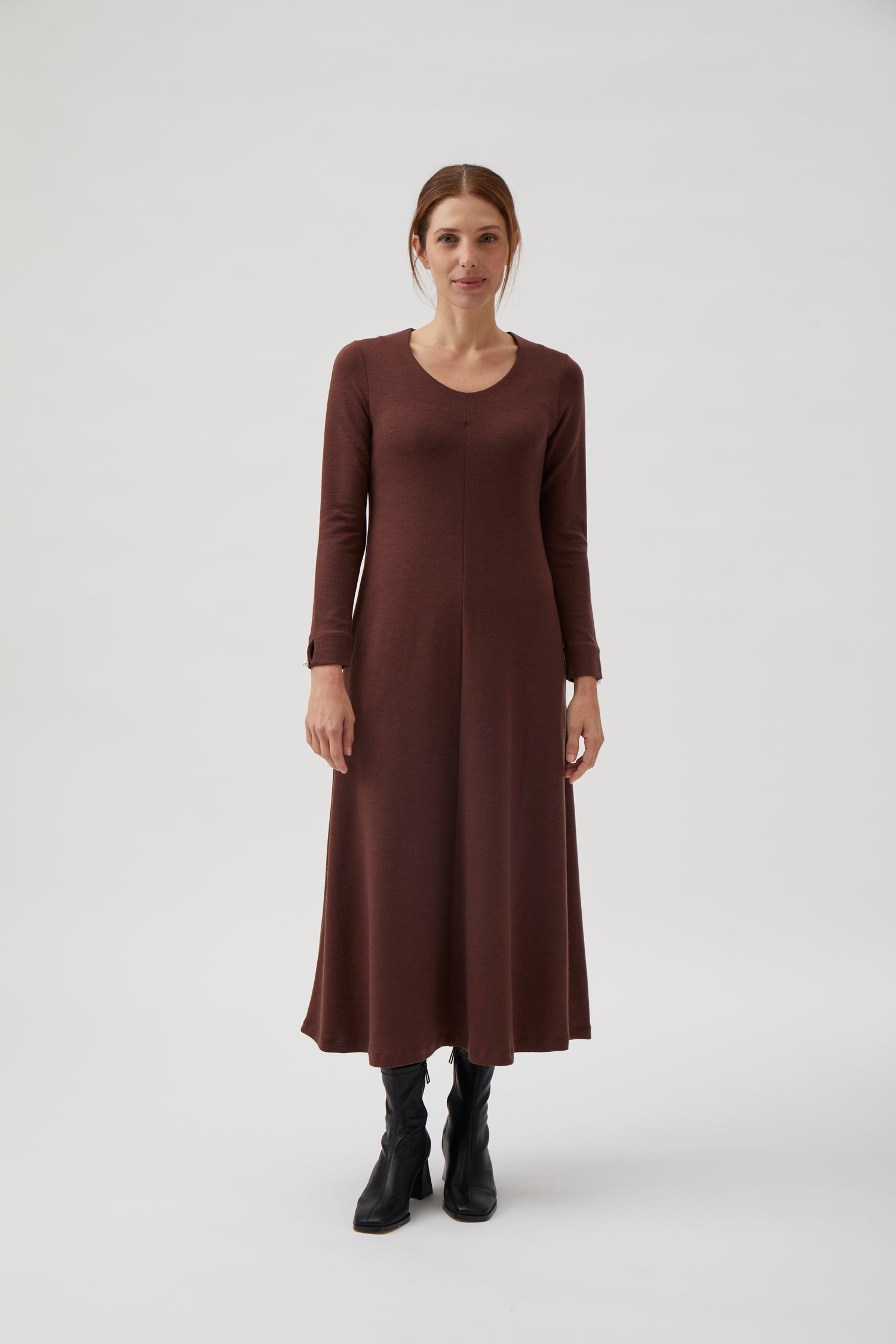 Long dress, open round neck, long sleeves- Castagne