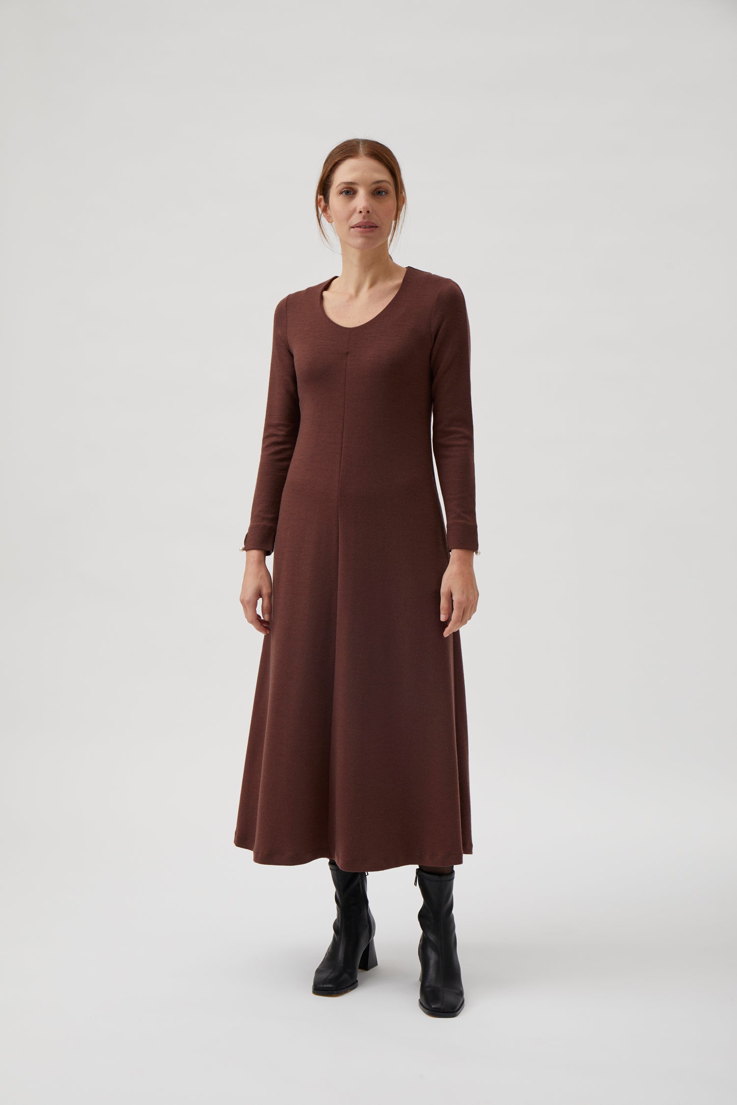 Long dress, open round neck, long sleeves- Castagne