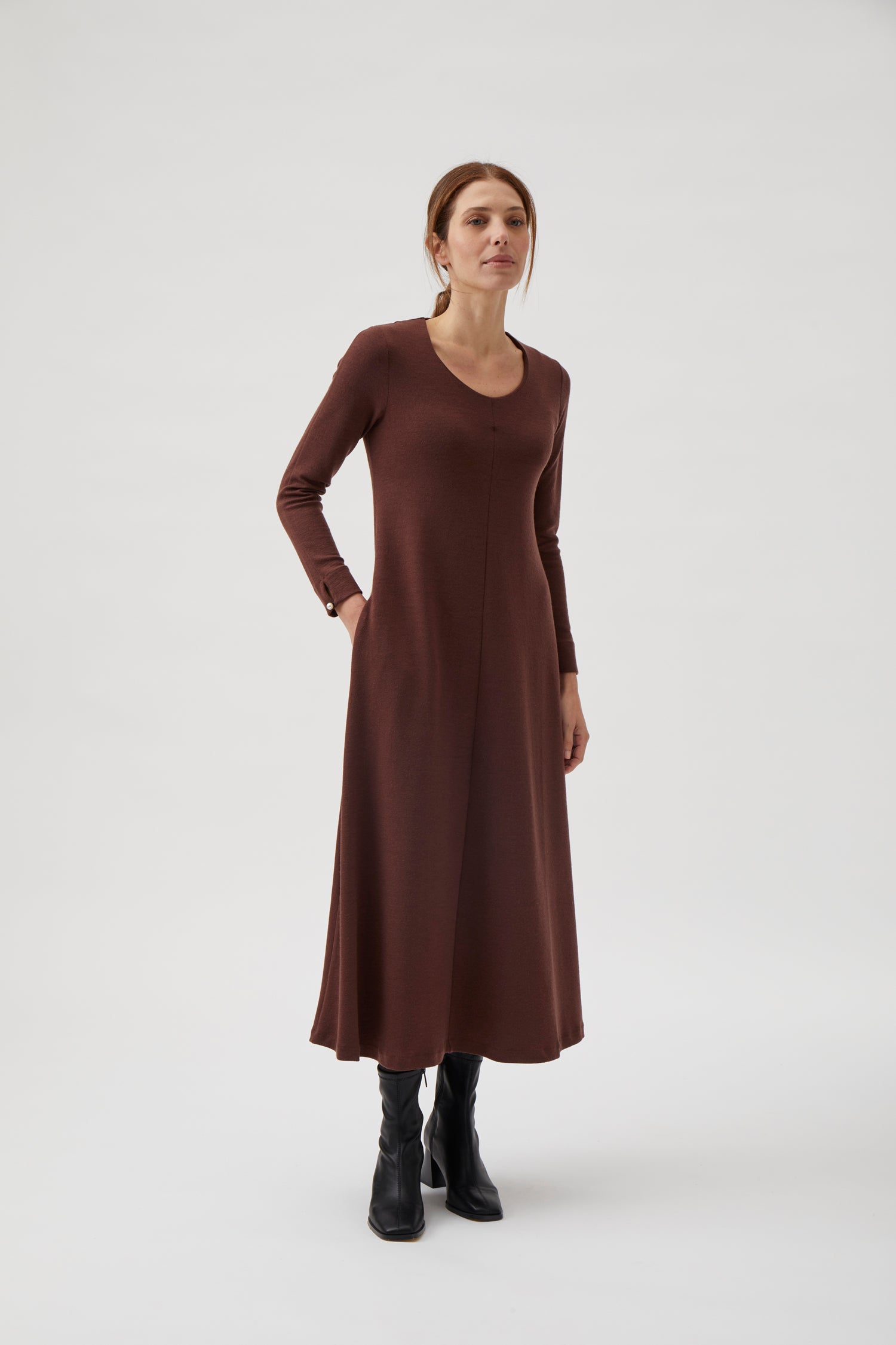 Long dress, open round neck, long sleeves- Castagne