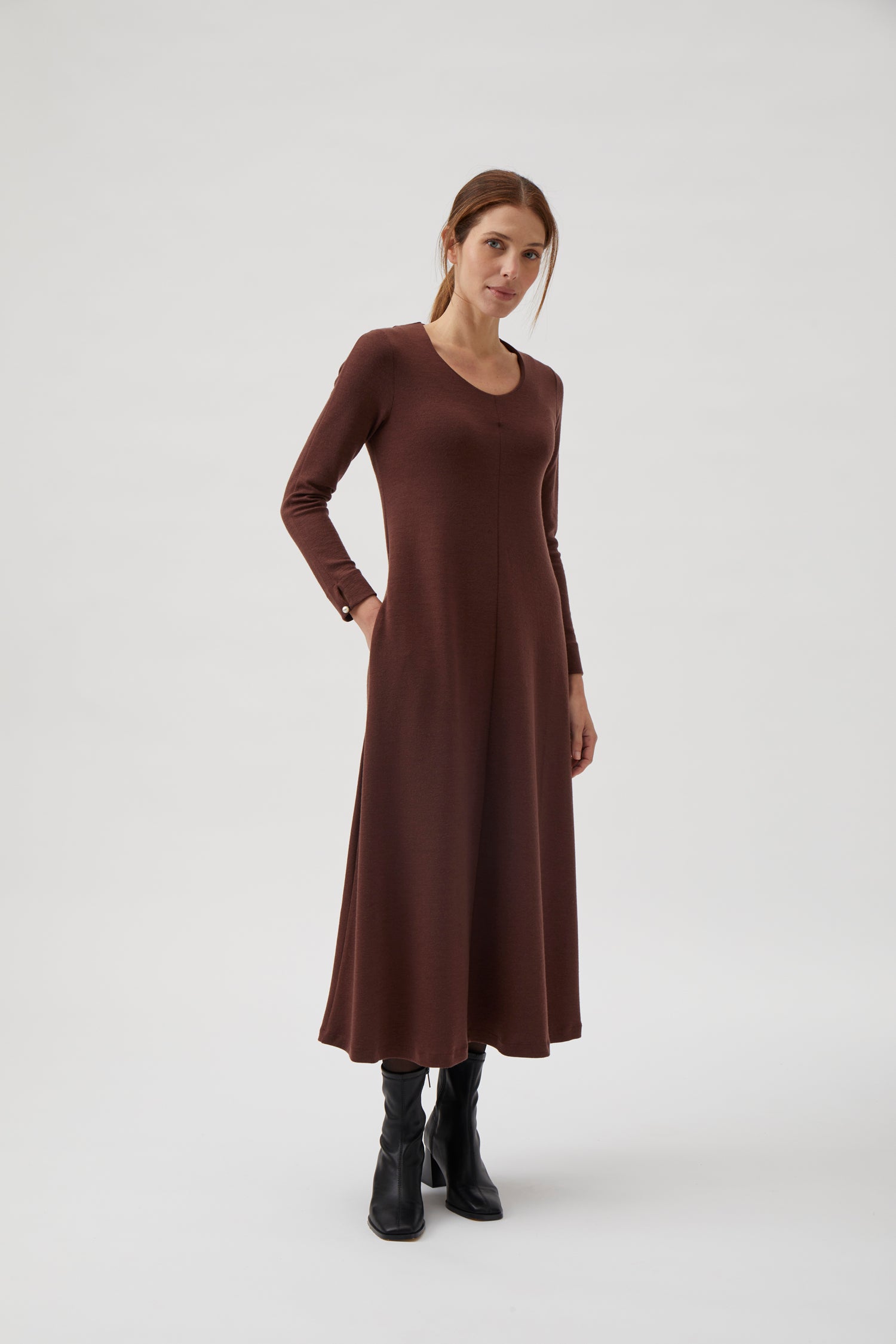 Long dress, open round neck, long sleeves- Castagne