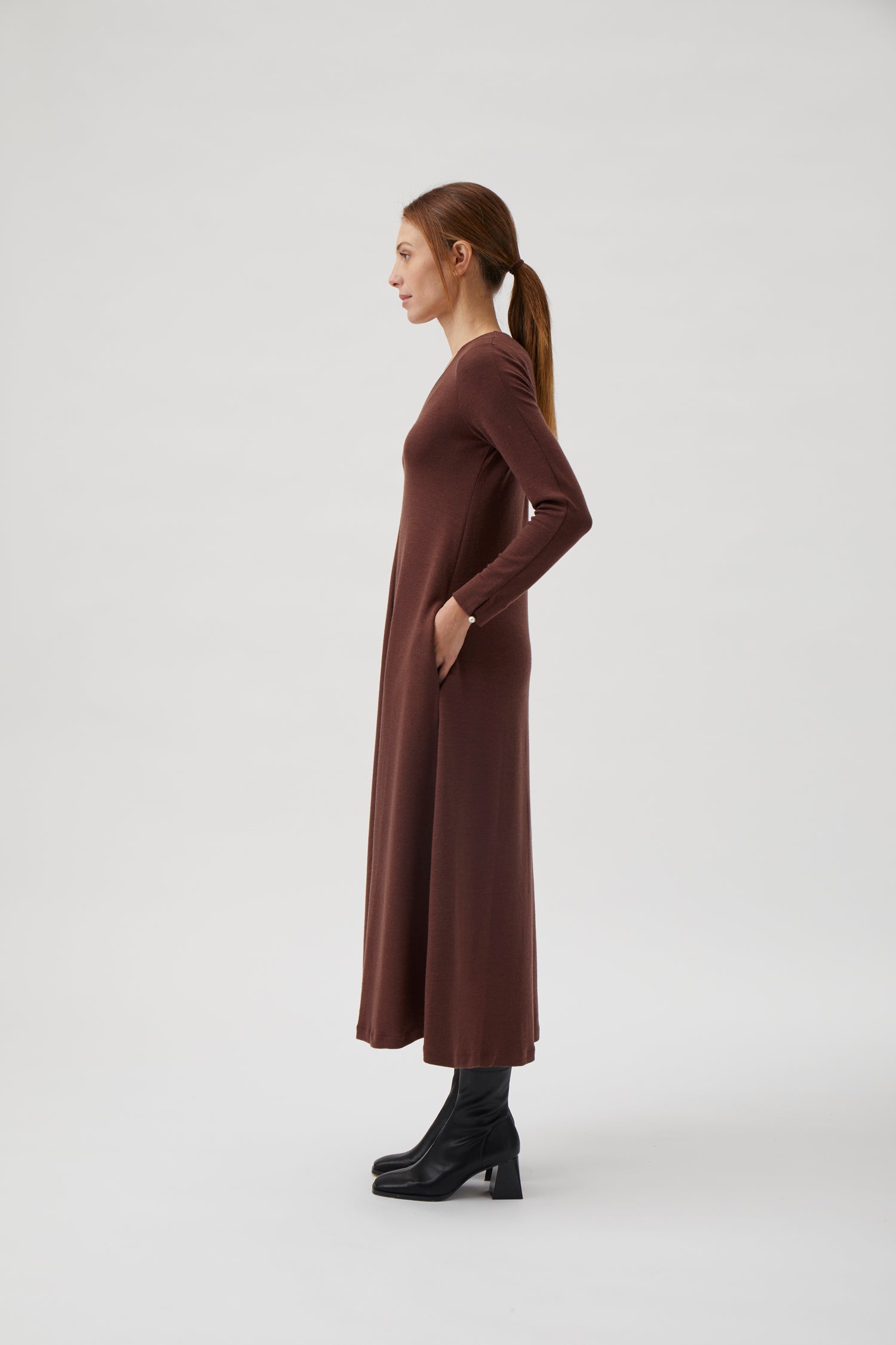 Long dress, open round neck, long sleeves- Castagne