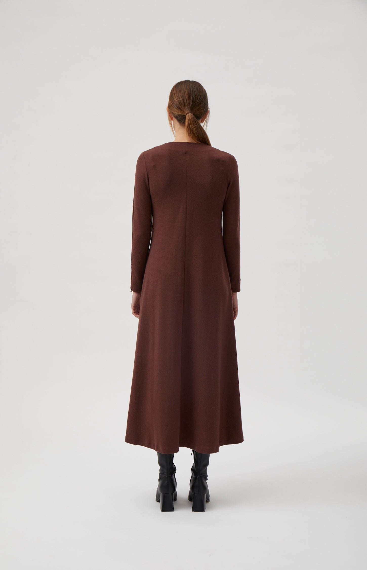 Long dress, open round neck, long sleeves- Castagne
