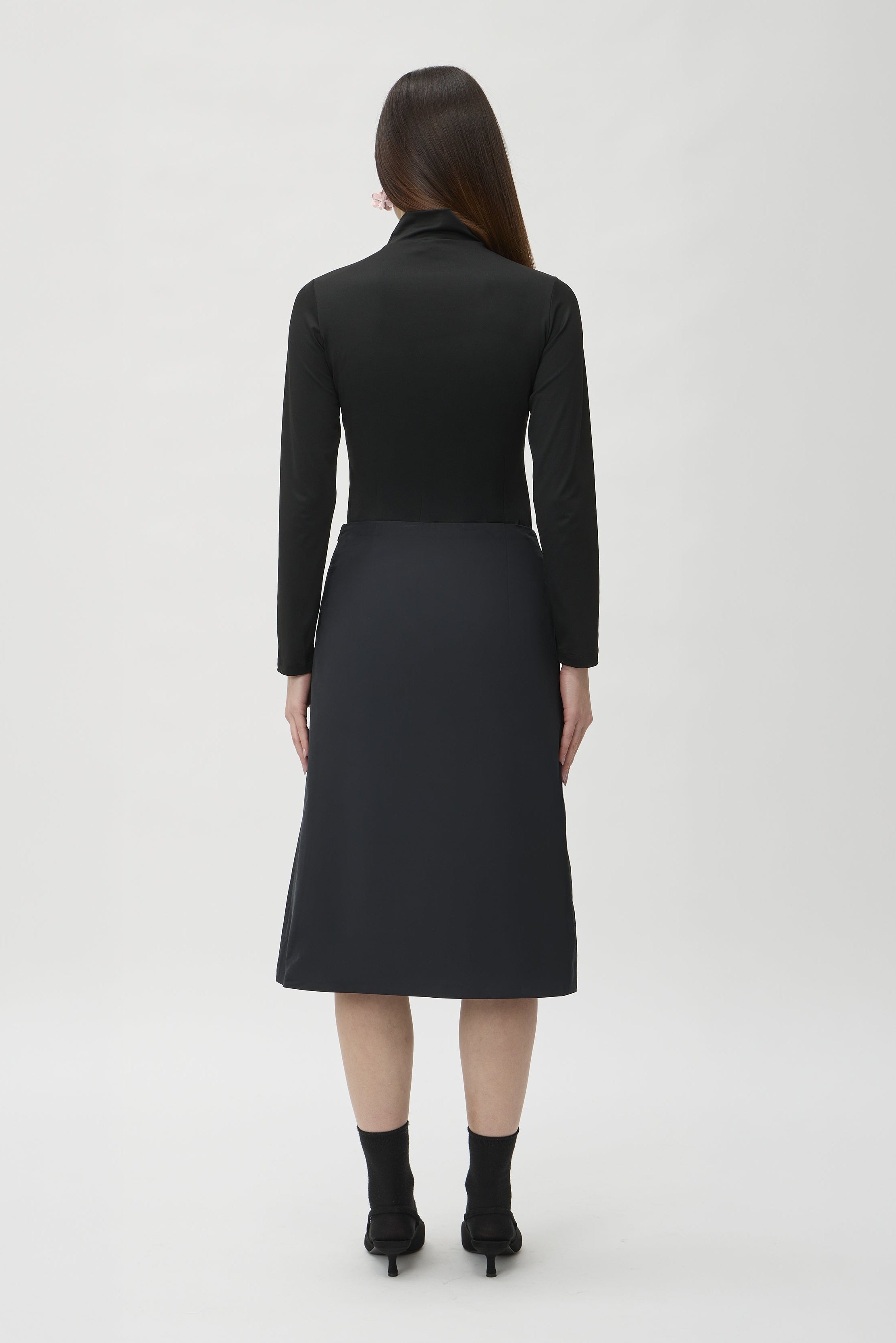 Wrap Skirt in Canguro 3363 Black – model back view – ELISE GUG