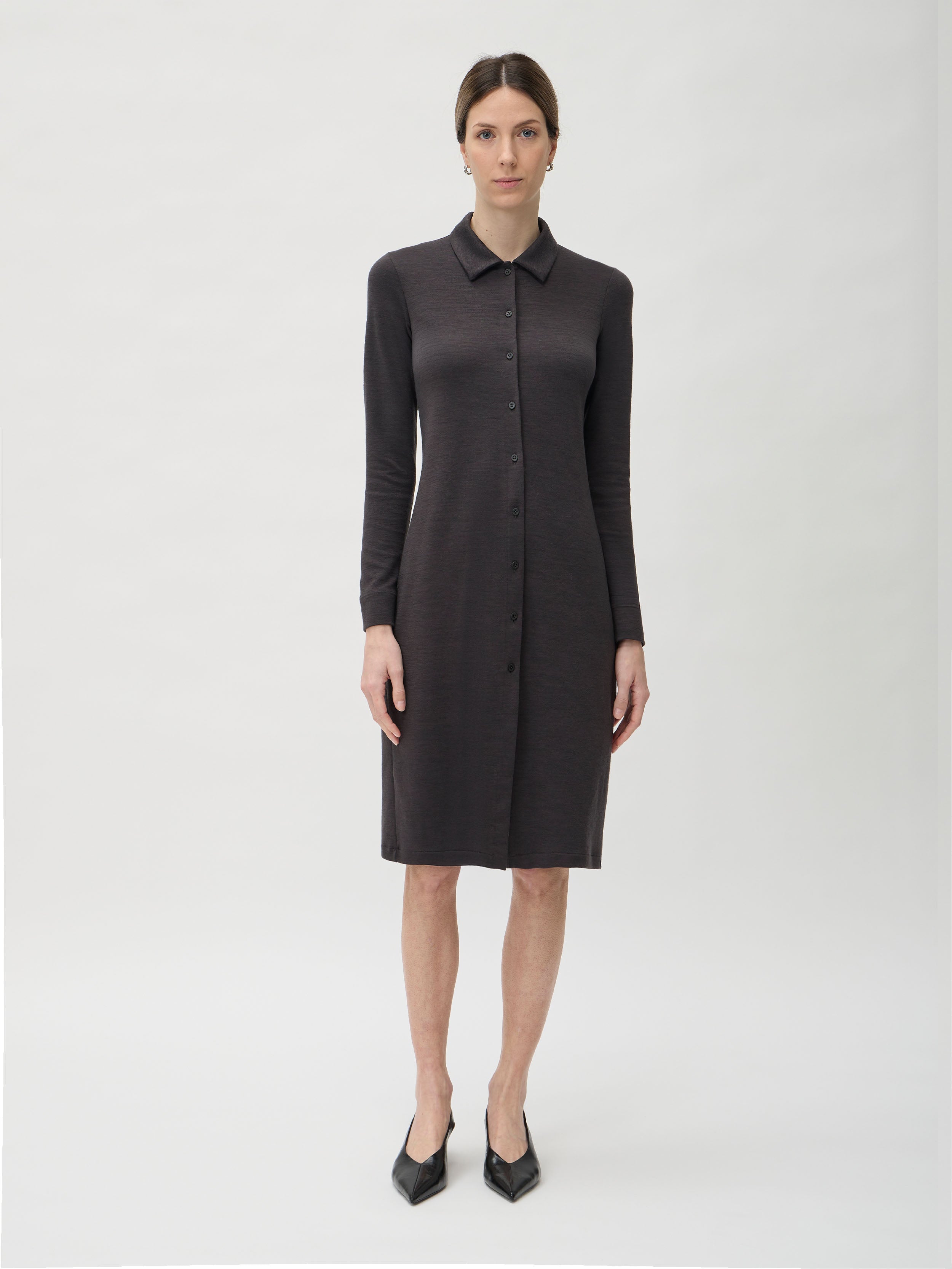 Shirtdress Jersey in Darfo 1171L Caffe – model front view styled as longline shirt
Shirtdress Jersey in Darfo 1171L Caffe – model front view, three-quarter length
– ELISE GUG