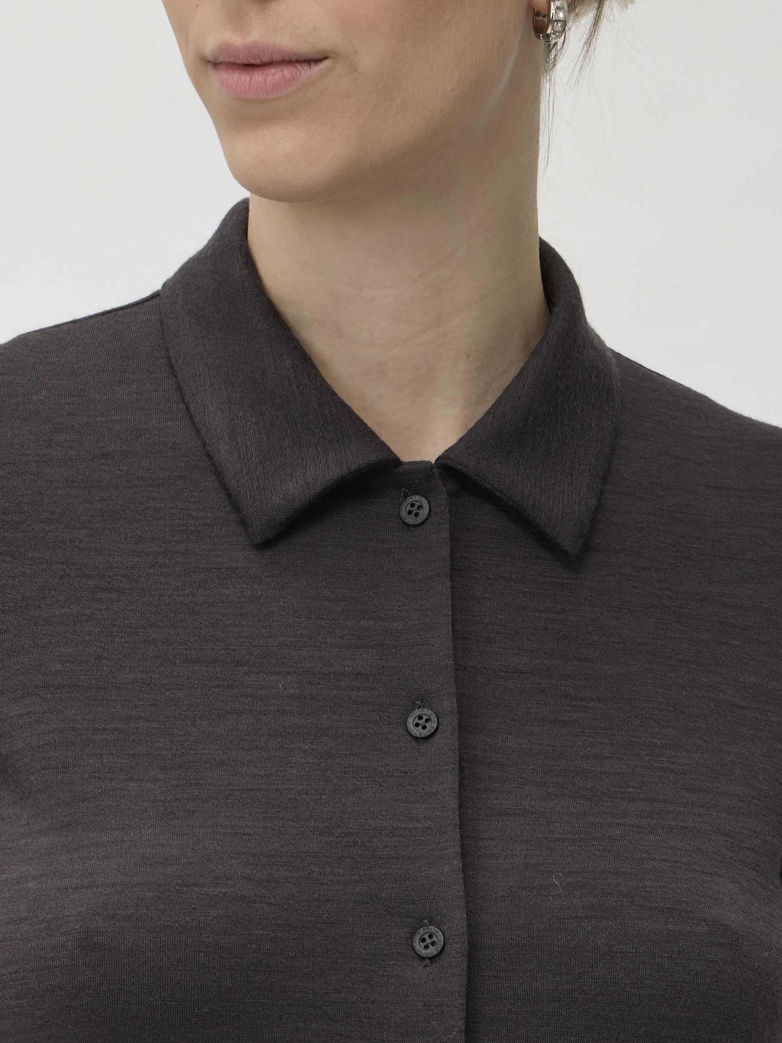 Shirtdress Jersey in Darfo 1171L Caffe – collar and button detail – ELISE GUG