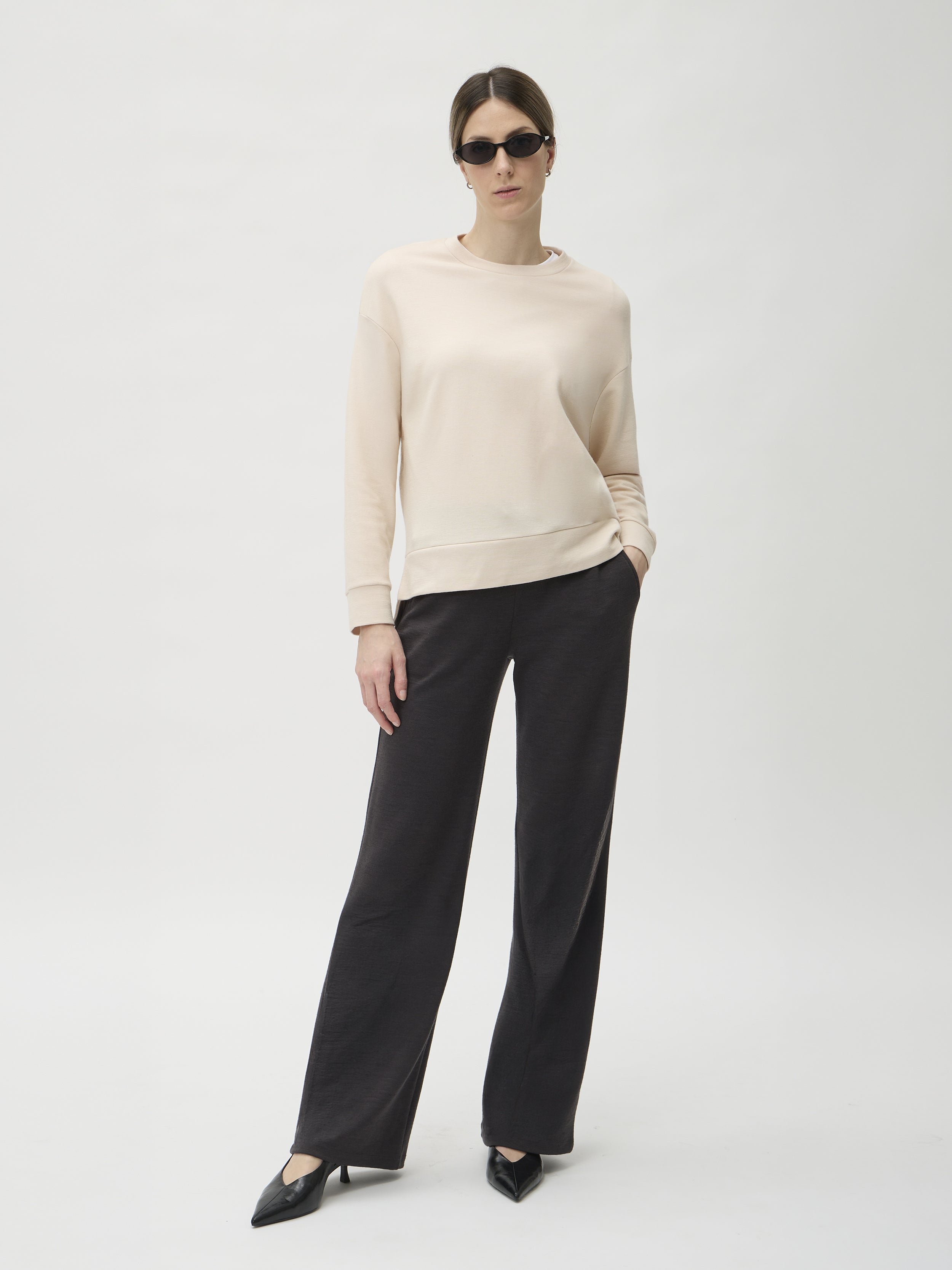 Sweatshirt in Darfo 1193 Cream – model full length front view styled with wide leg trousers – ELISE GUG