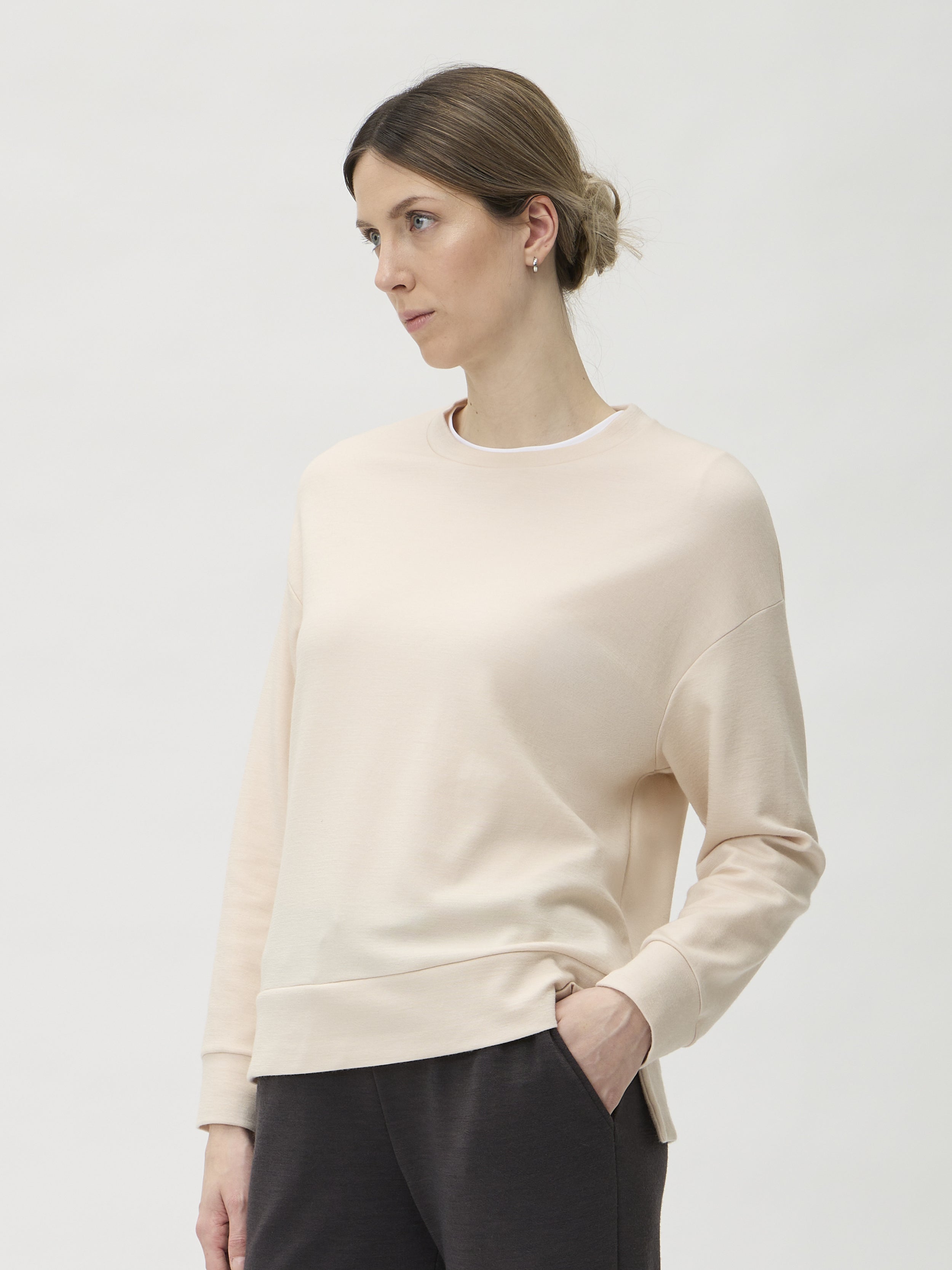 Sweatshirt in Darfo 1193 Cream – model three-quarter view with sunglasses – ELISE GUG
