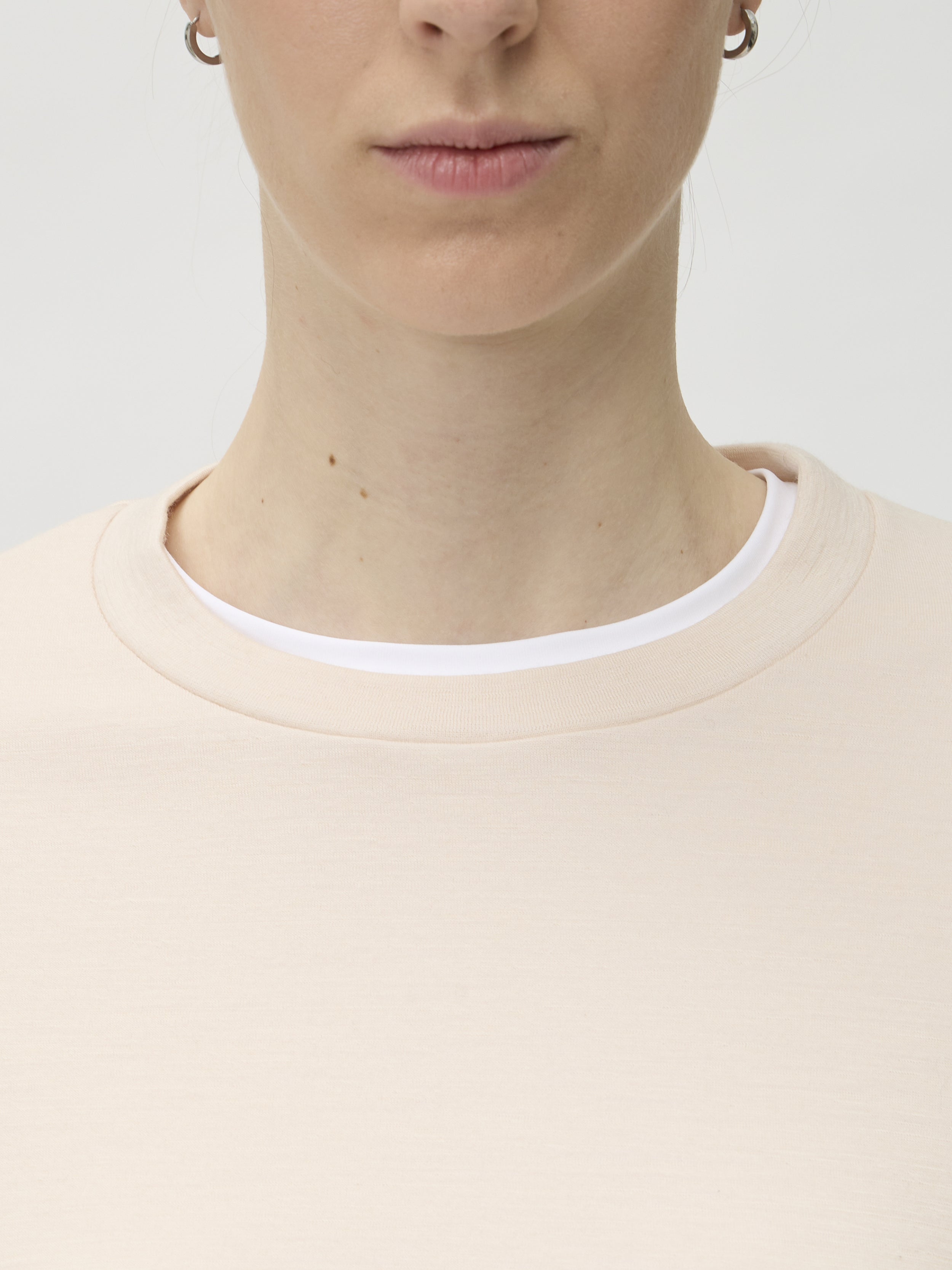 Sweatshirt in Darfo 1193 Cream – crew neck detail with white inner lining – ELISE GUG