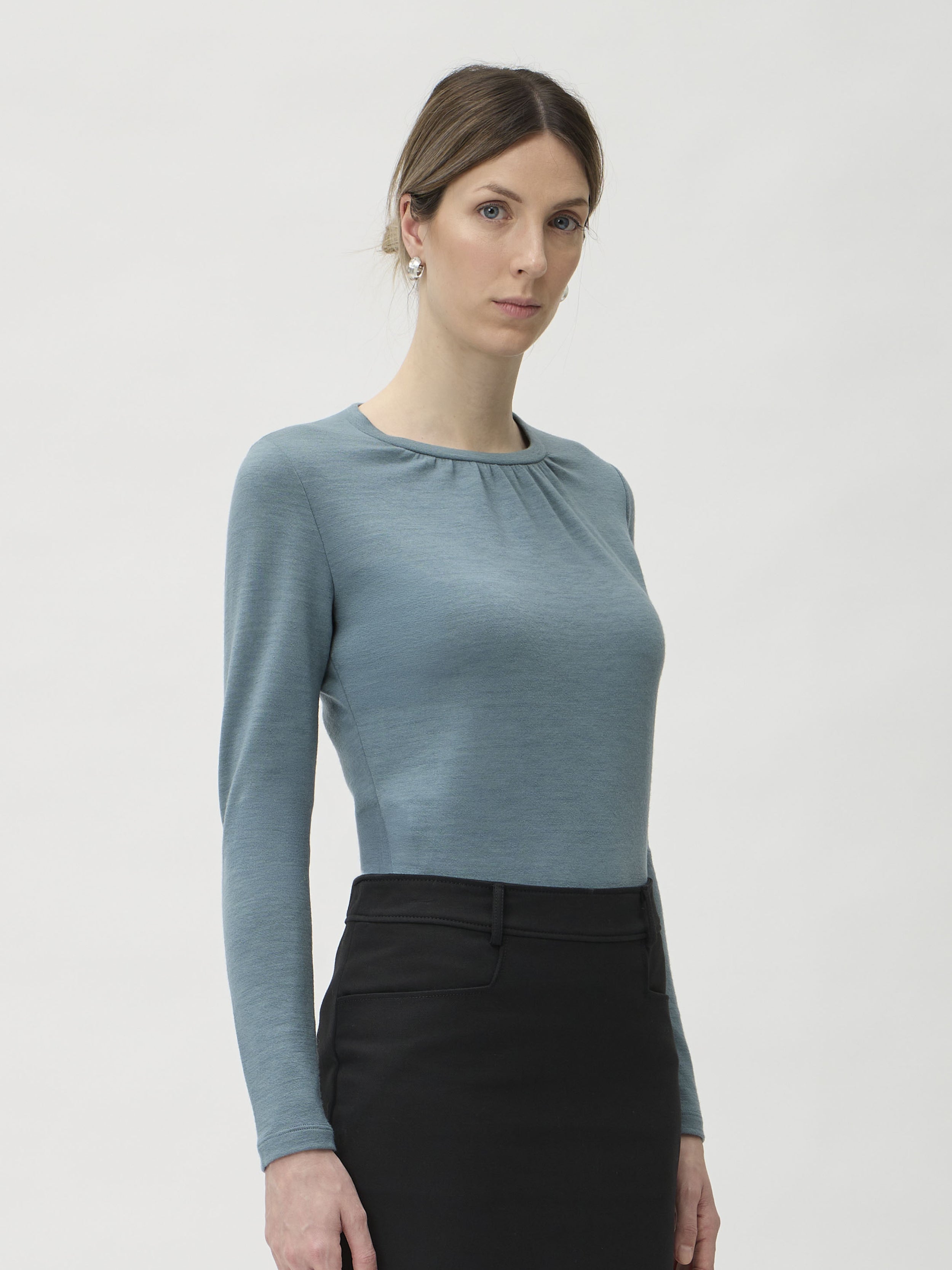 Blouse Wrinkled Neckline in Darfo 1200 Green Blue – model three-quarter side view – ELISE GUG