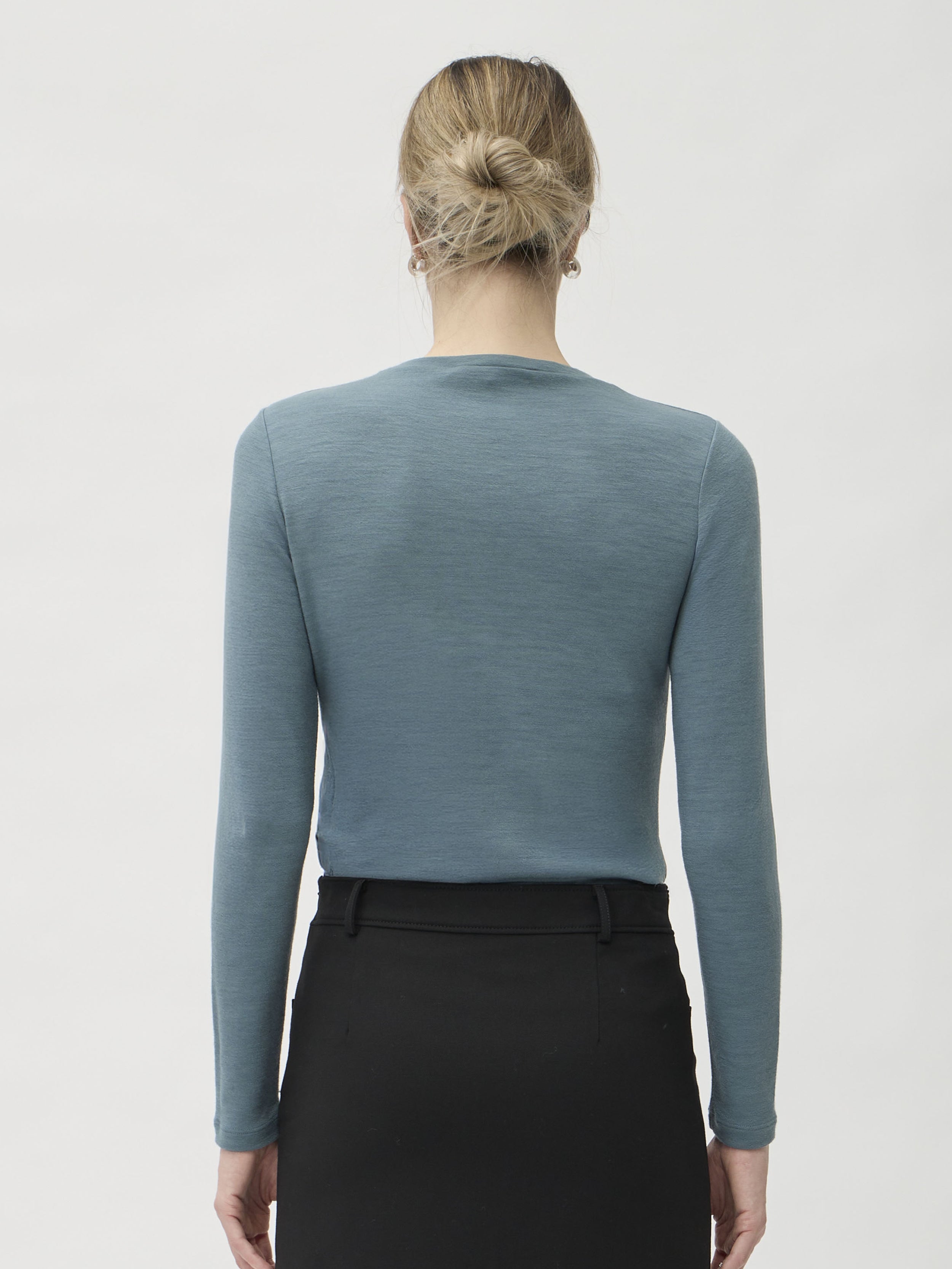 Blouse Wrinkled Neckline in Darfo 1200 Green Blue – model back view – ELISE GUG