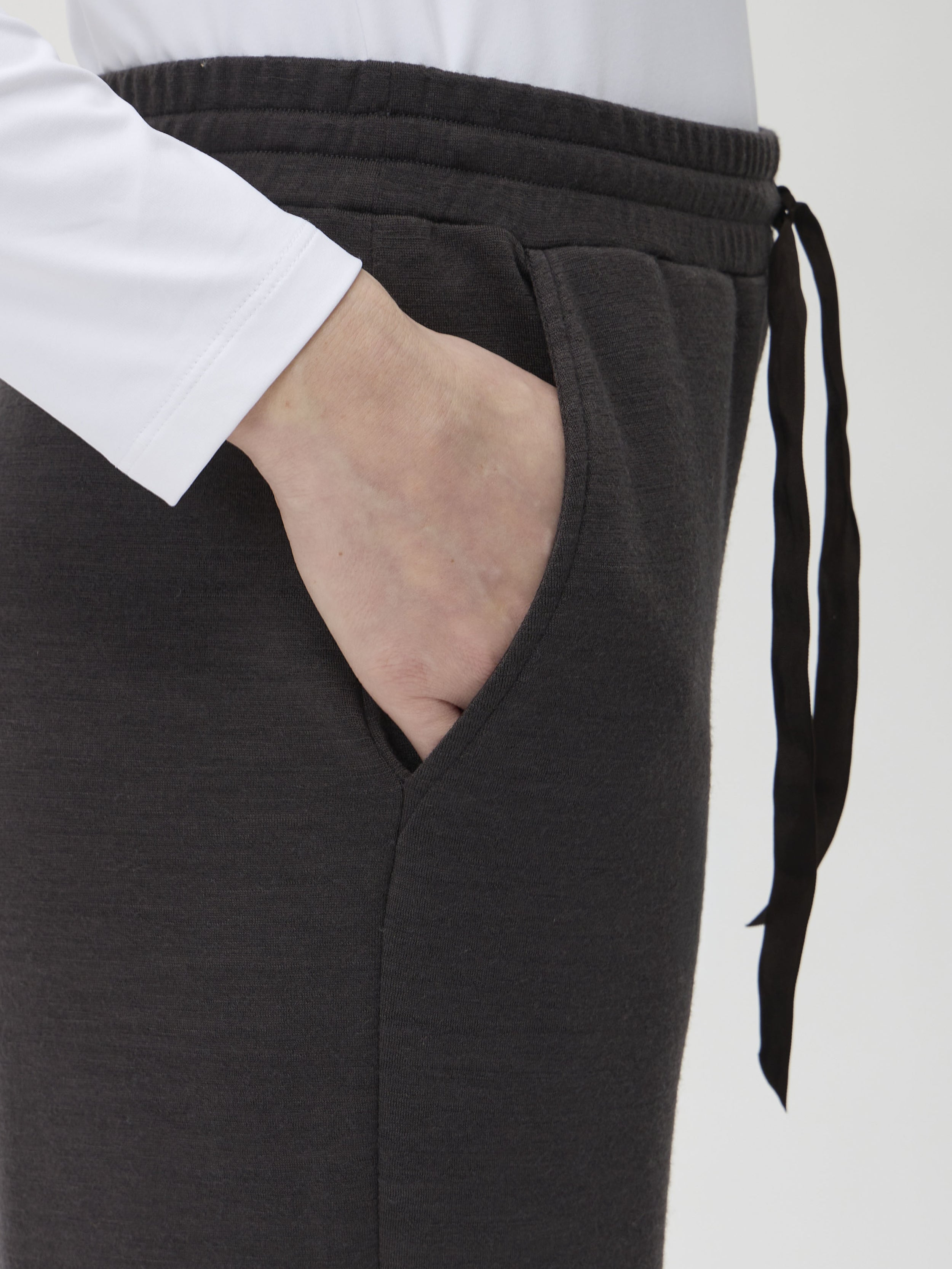 Straight-Legged Trousers in Darfo 4026 Caffe – side pocket and drawstring detail