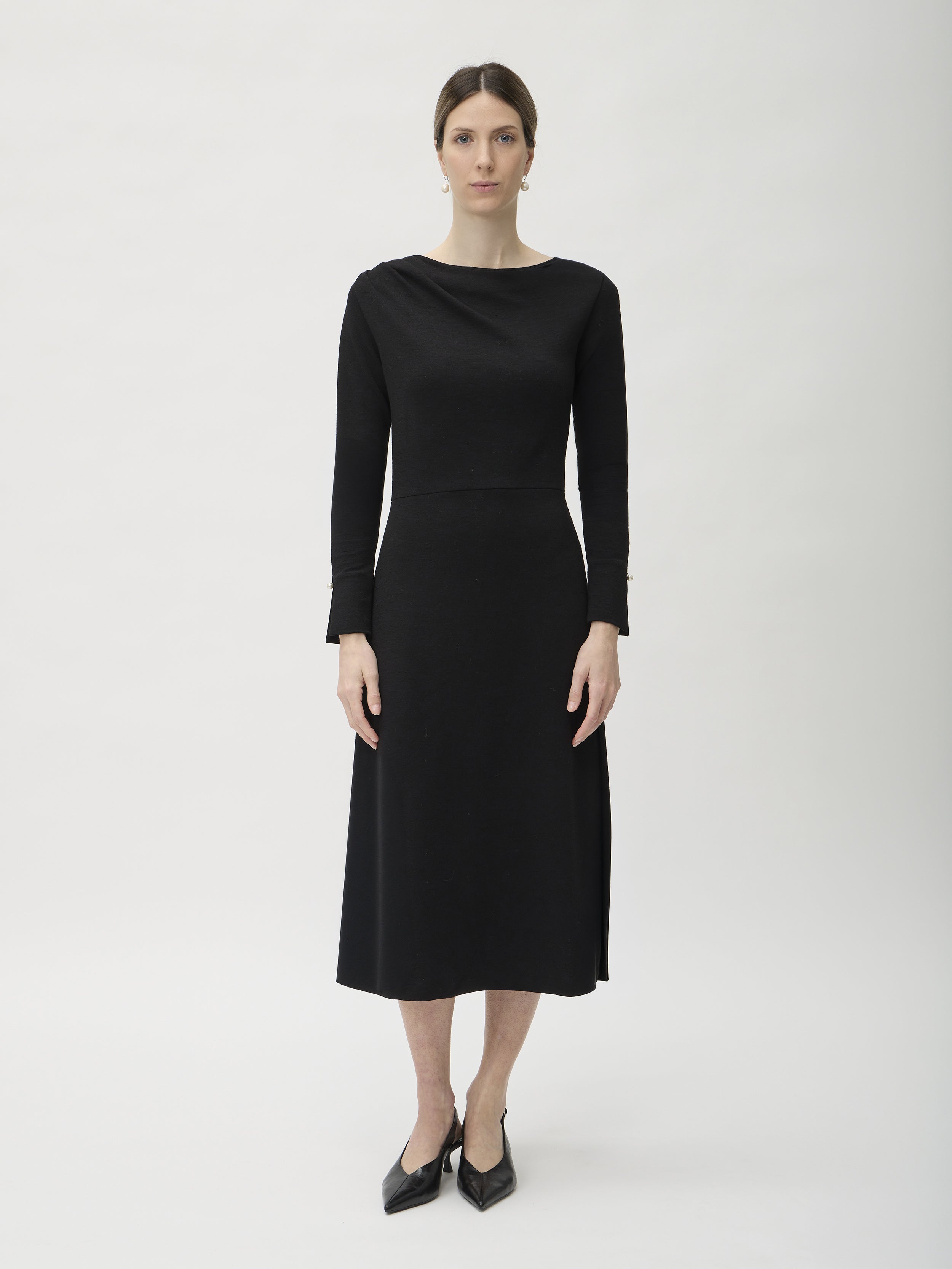 Dress Pleated Shoulder in Darfo – 9523 Black