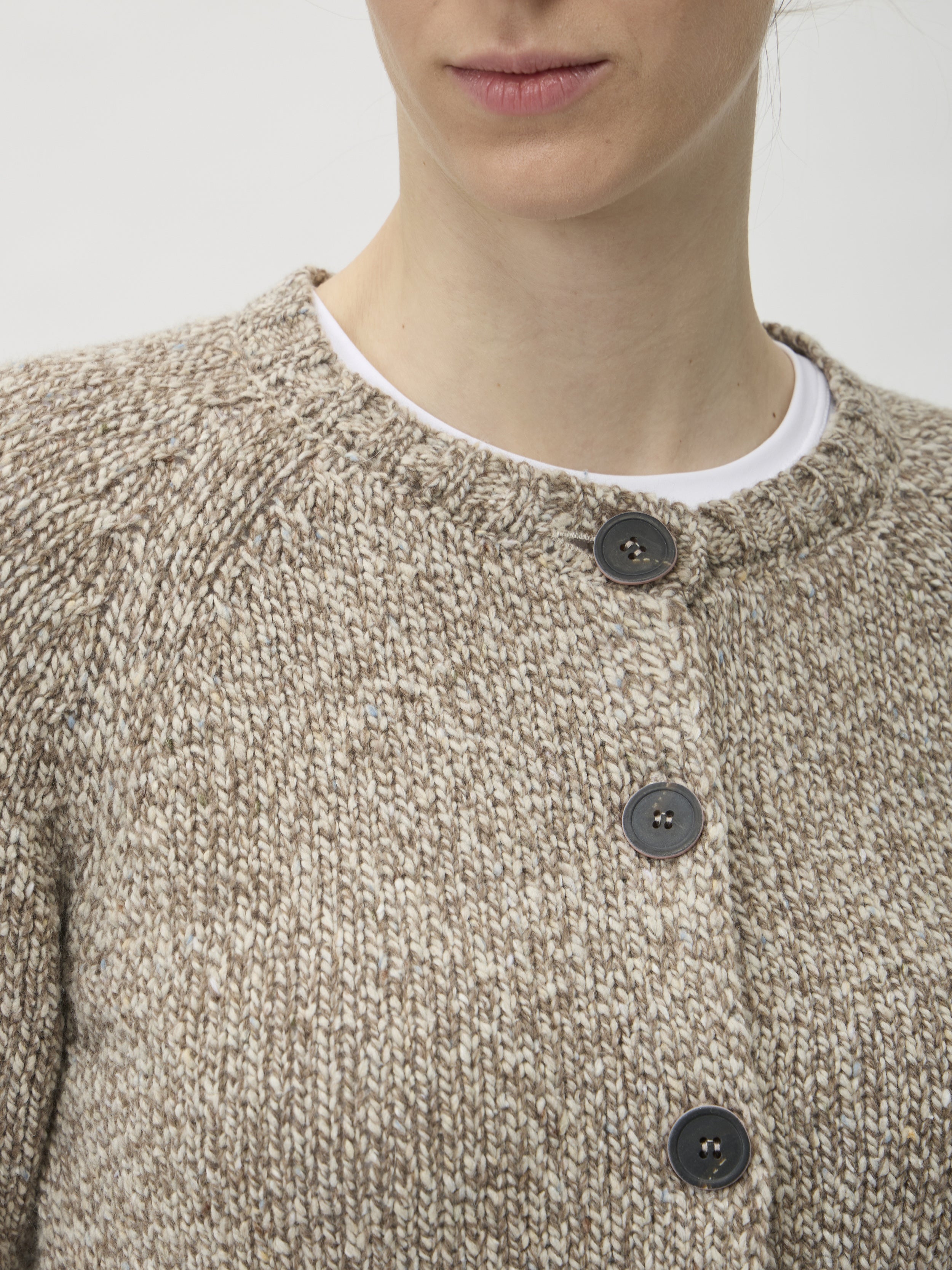 ELISE GUG Cardigan in Dixit 7084 Beige Melange – neckline and button detail