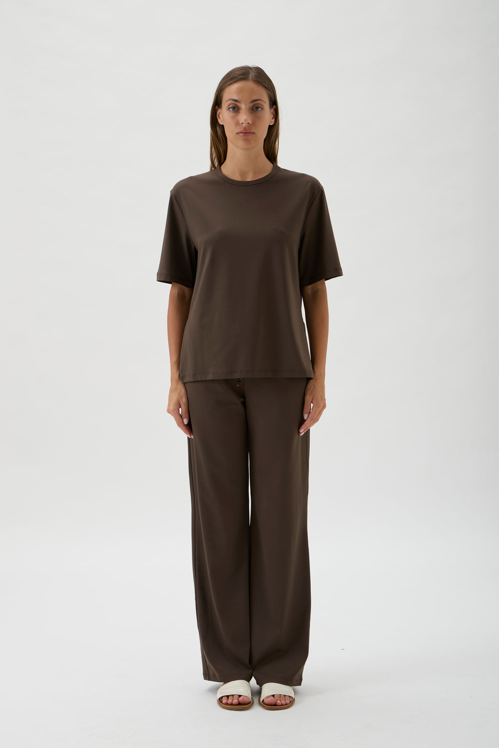 ELISE GUG 1197 Cioccolato oversized tee – styled with wide-leg trousers