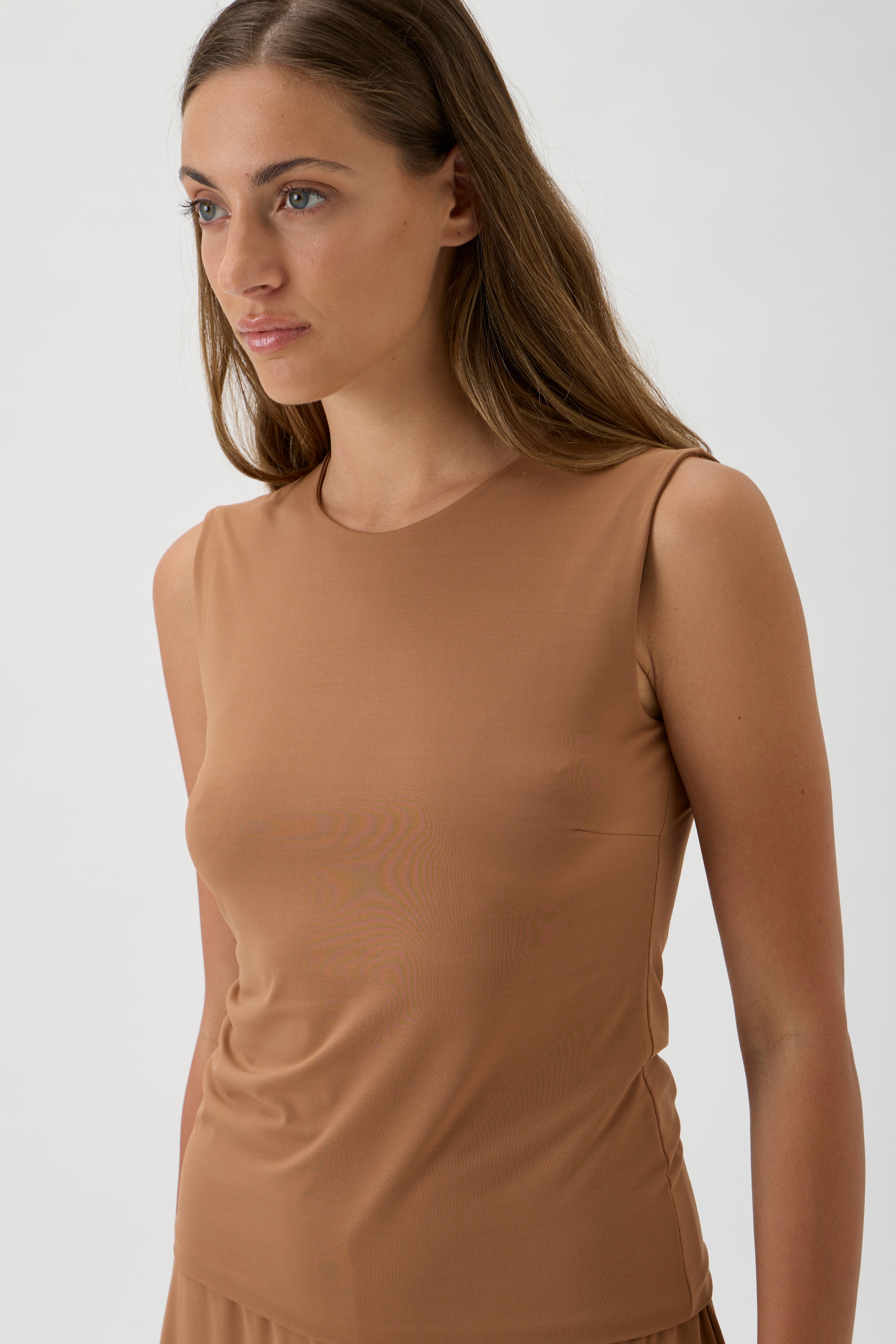 Elegant fitted sleeveless top inMorocco Colour
