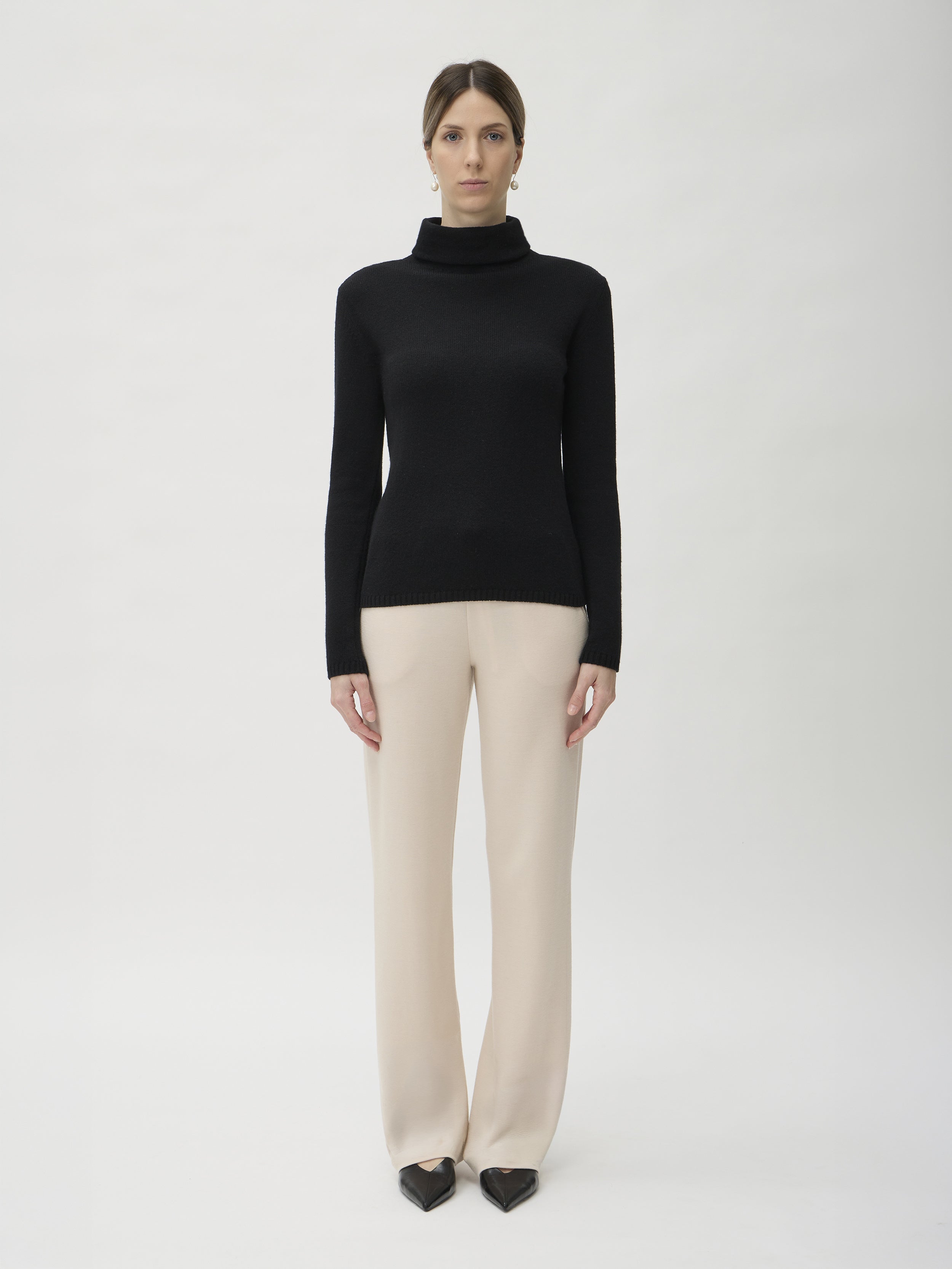 ELISE GUG Sweater Dolce Vita in Matis 7066 Black – full length view styled