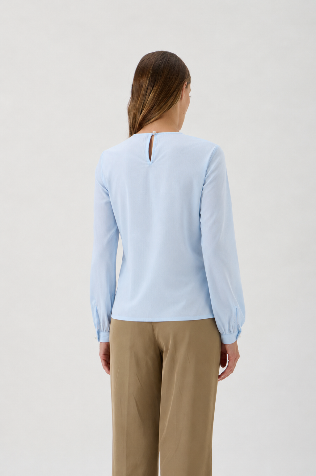 1. Blouse Rouge In Front Maxlin 208 Light Blue – seen from behind with pearl button detail