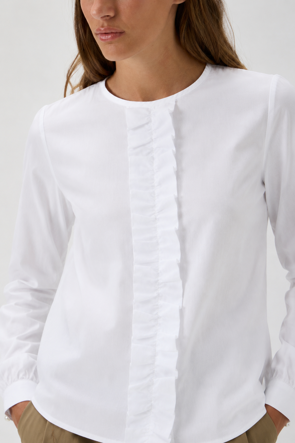 Blouse Rouge In Front Maxlin 208 White – close-up of ruffle details