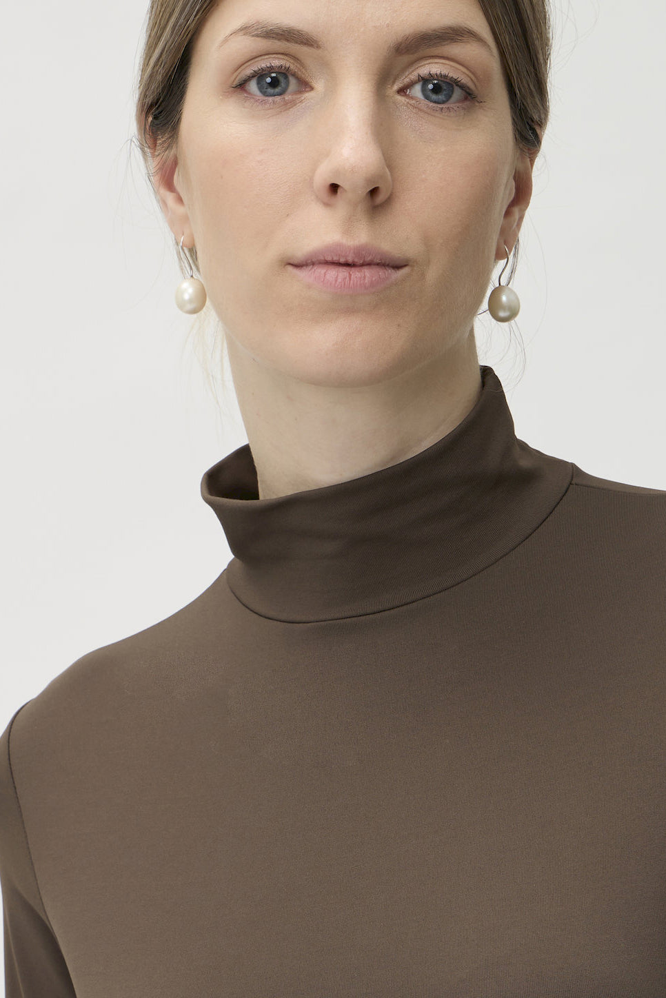 T-Shirt High Neck in Nair – 1203 Cioccolato