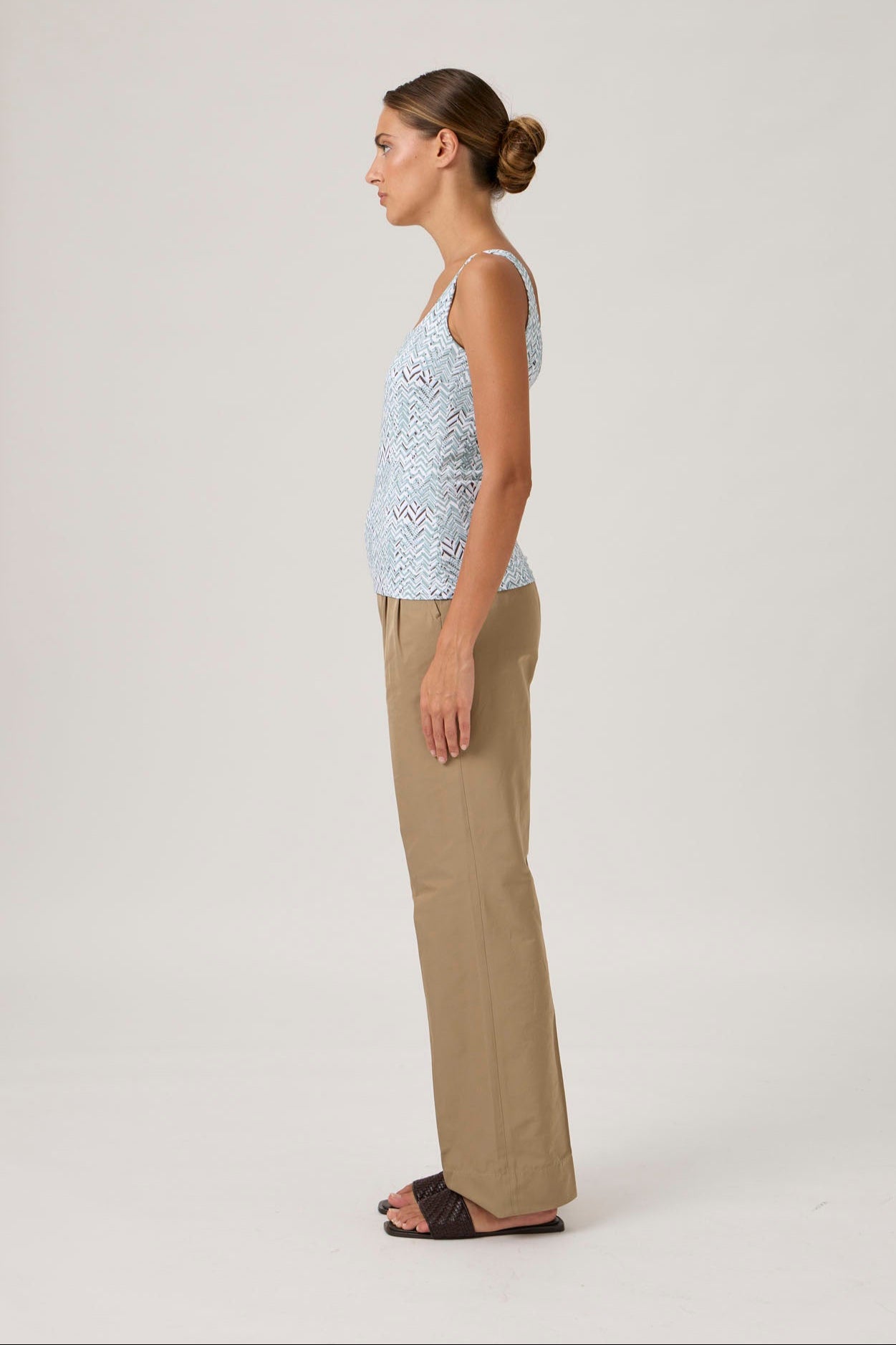Elise Gug double-layer tank top NILO Print Verde – side profile view showing slim silhouette