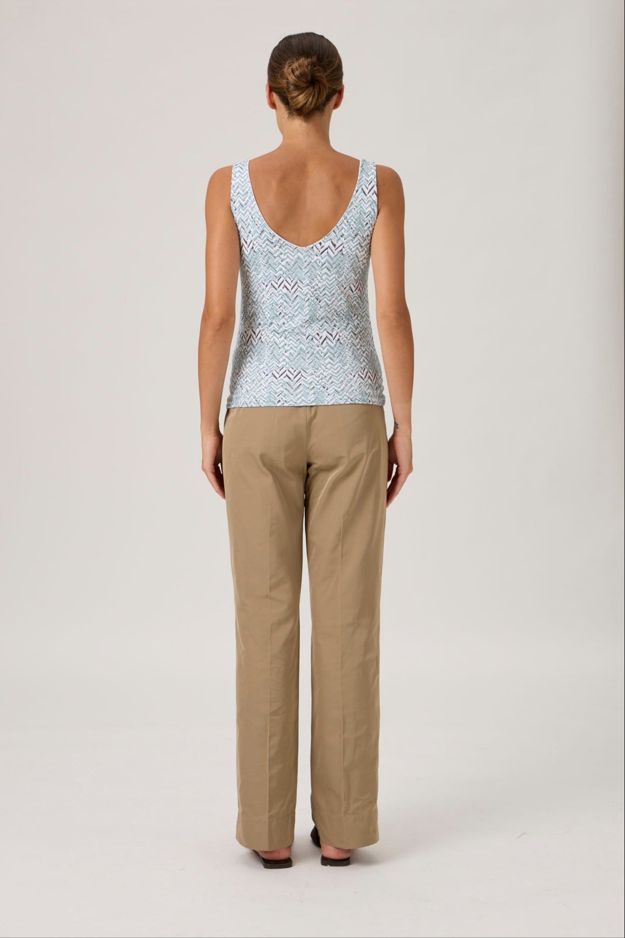 Elise Gug double-layer tank top NILO Print Verde – back view showing elegant V-neckline