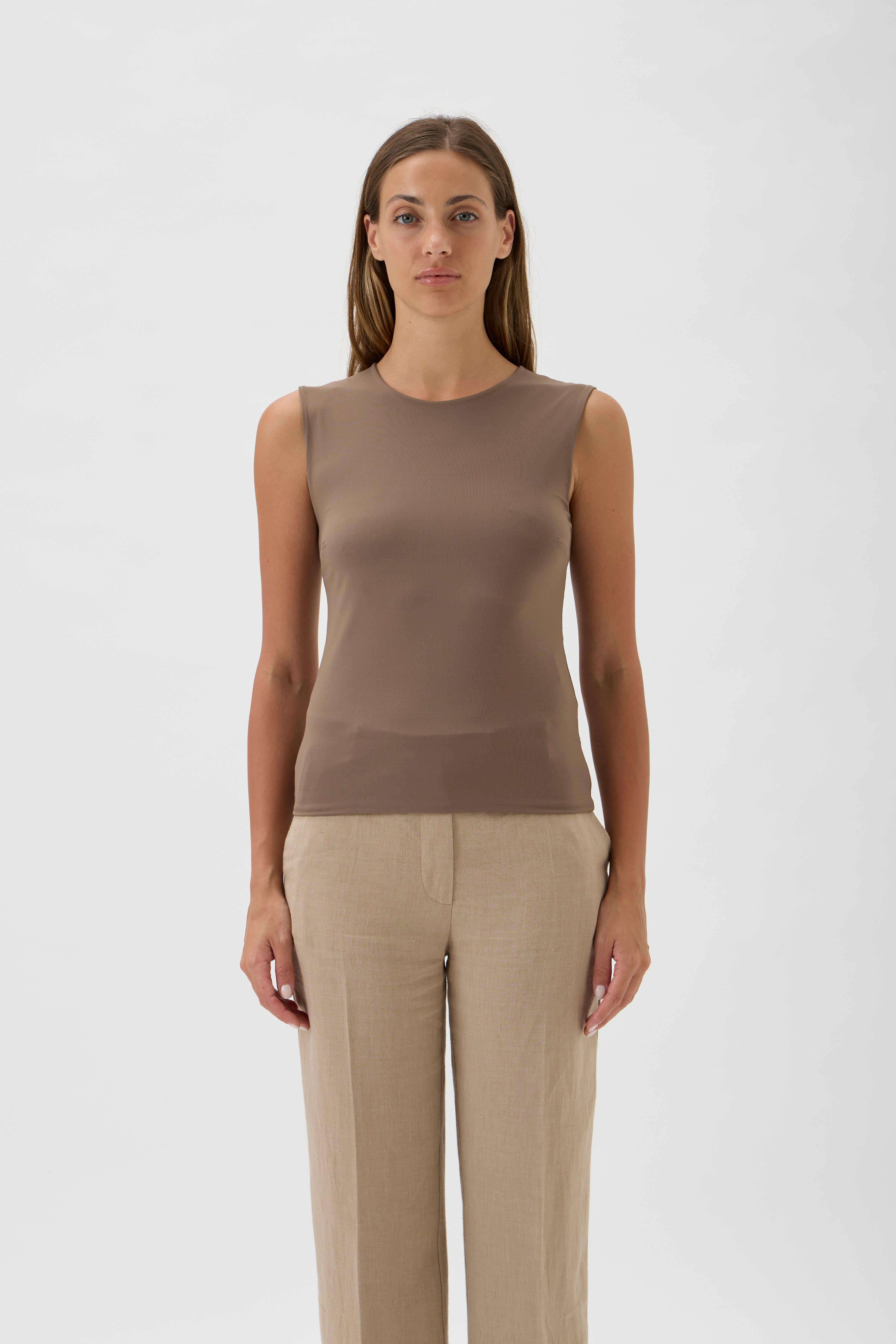 Elegant fitted sleeveless top in Nocciola / nut colour