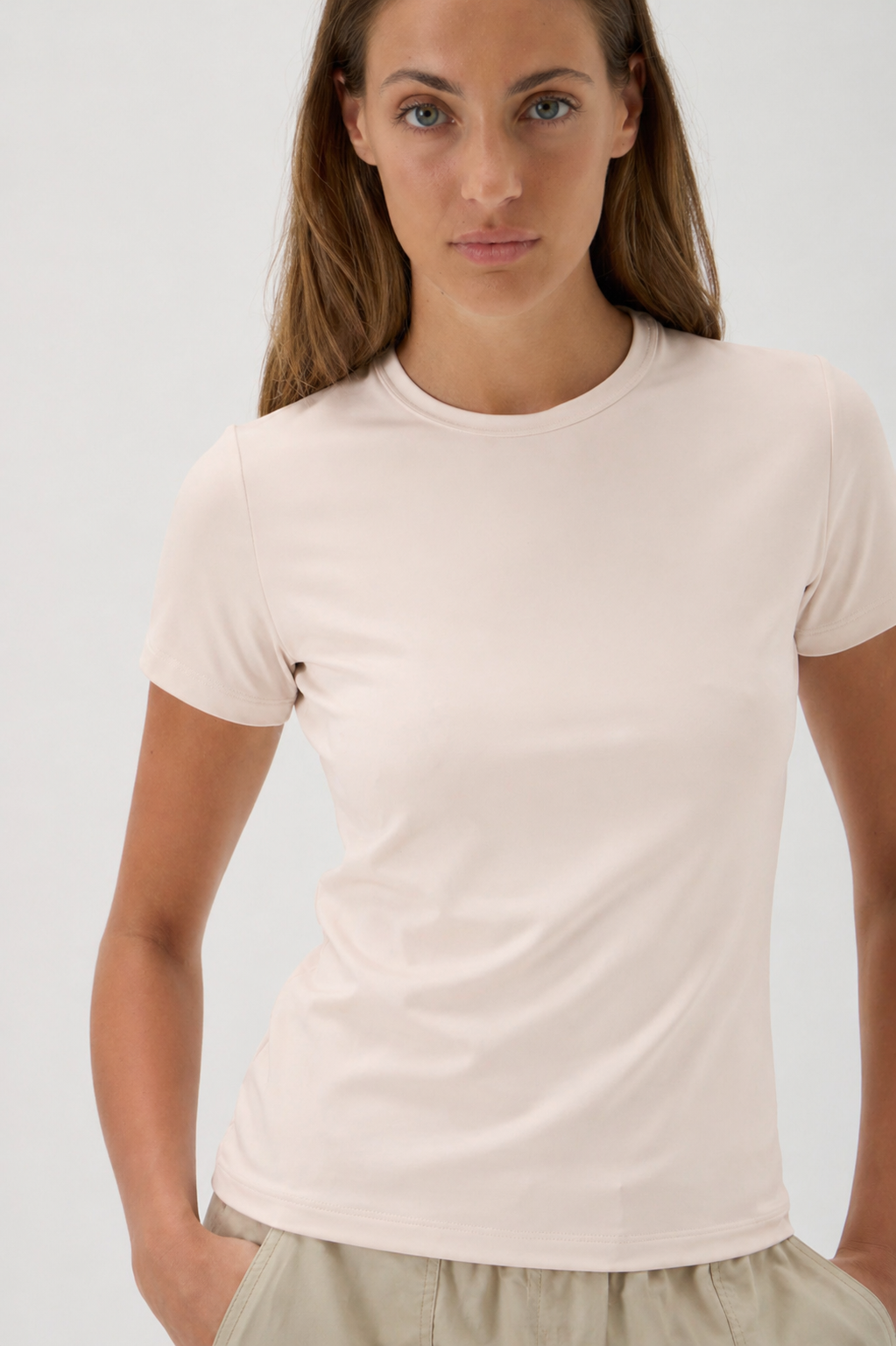 ELISE GUG short-sleeve fitted T-shirt in Nilo Cipria – style 1002, portrait crop view