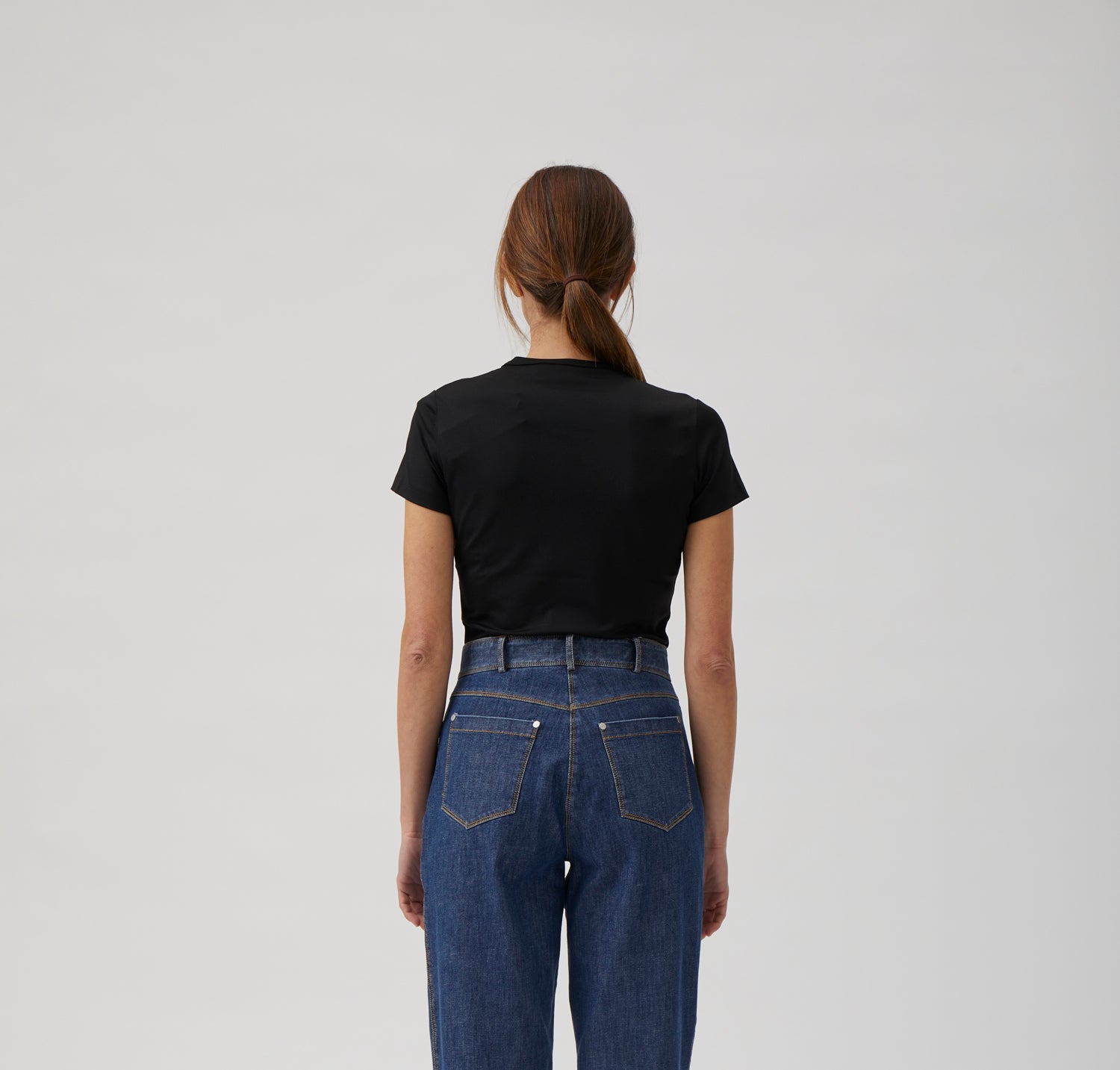 Short-Sleeve Fitted T-Shirt in Nair - 1002 Black