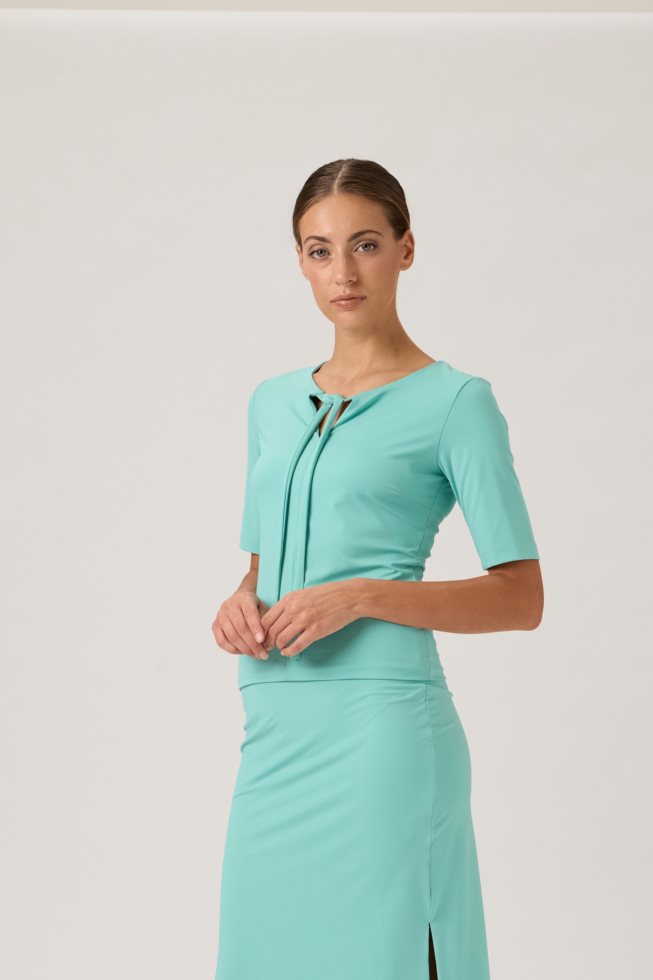 Tie-Neck blouse with ribbon and short sleeves, Verde