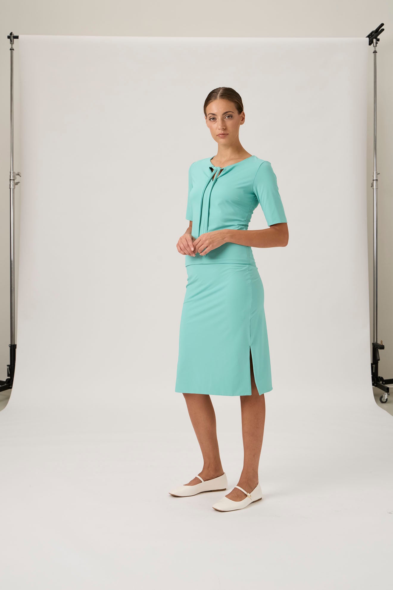 Refined Knee-Length Skirt with Subtle Slit - Verde