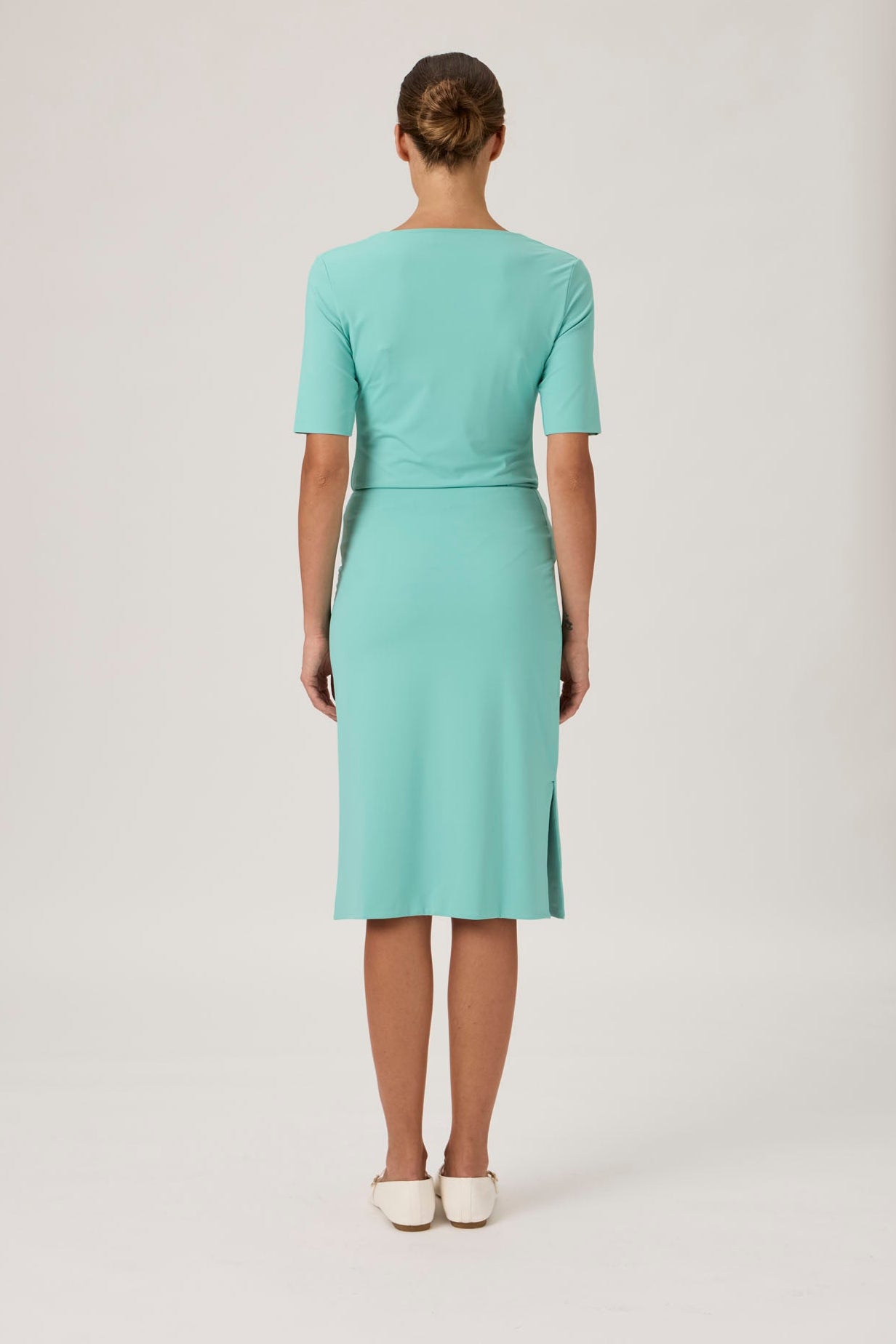 Refined Knee-Length Skirt with Subtle Slit - Verde