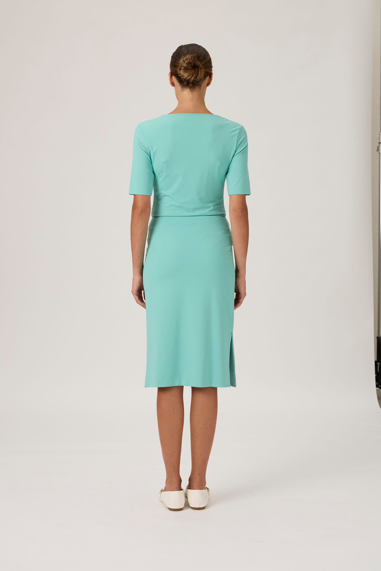 Refined Knee-Length Skirt with Subtle Slit - Verde