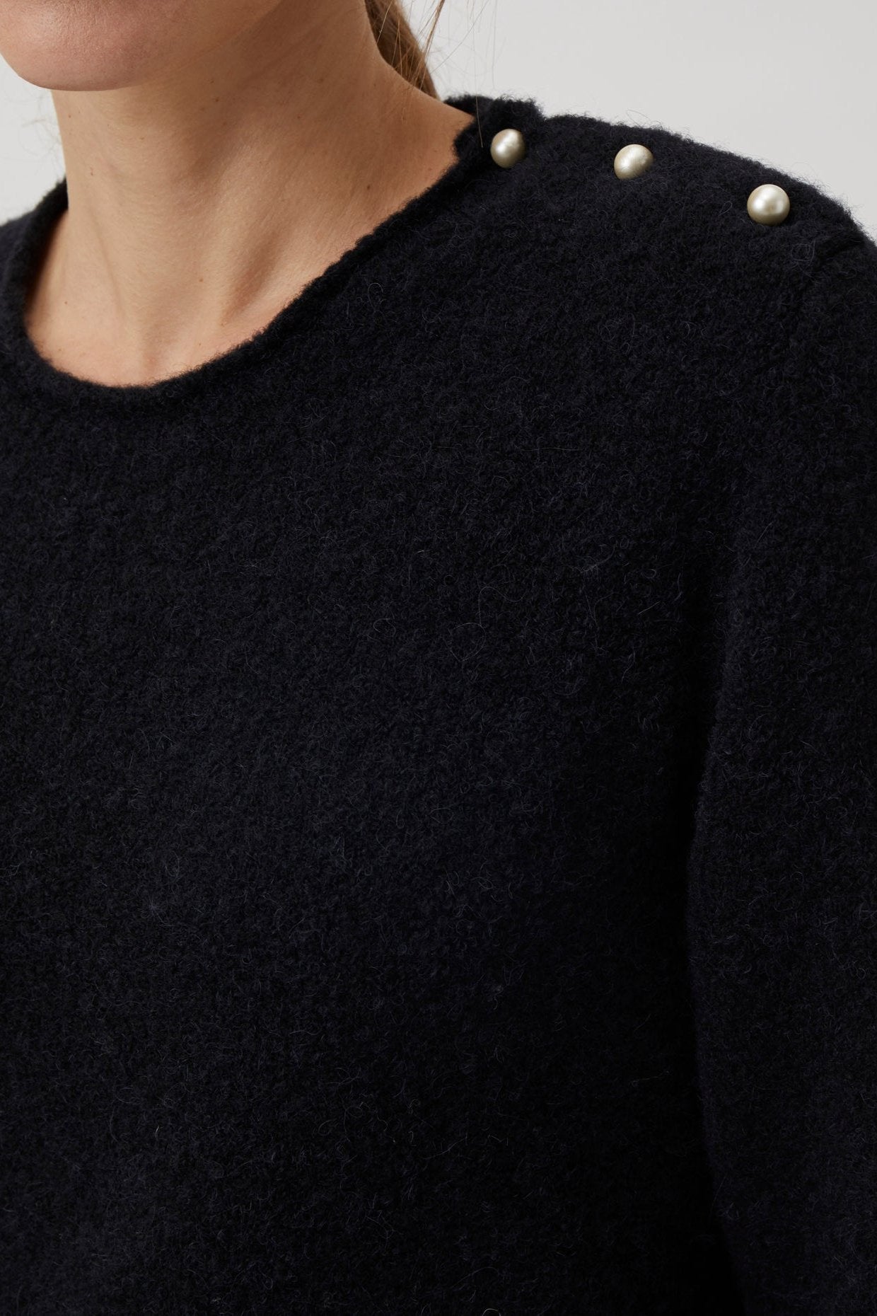 Sweater with pearl buttons on shoulder - Black