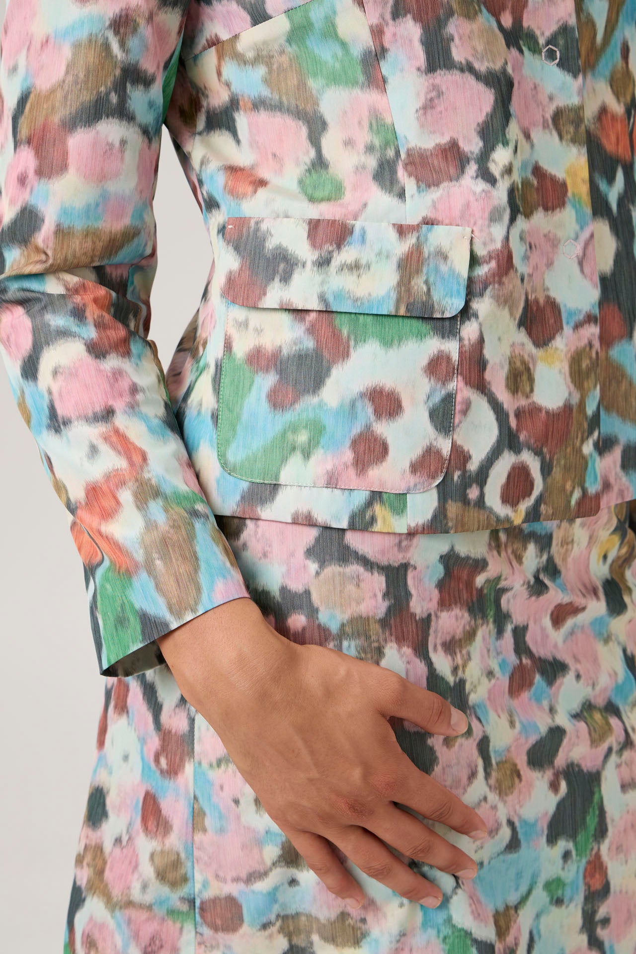 Chic Cropped Jacket - Flowers