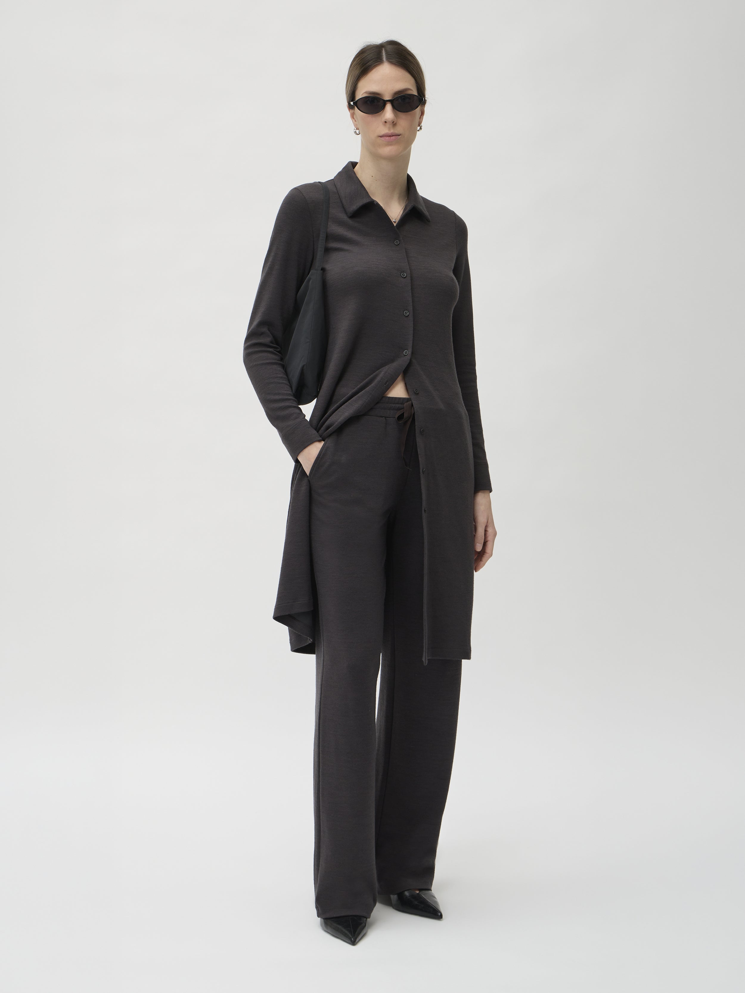 Shirtdress Jersey in Darfo 1171L Caffe – model front view styled as longline shirt over wide leg trousers – ELISE GUG