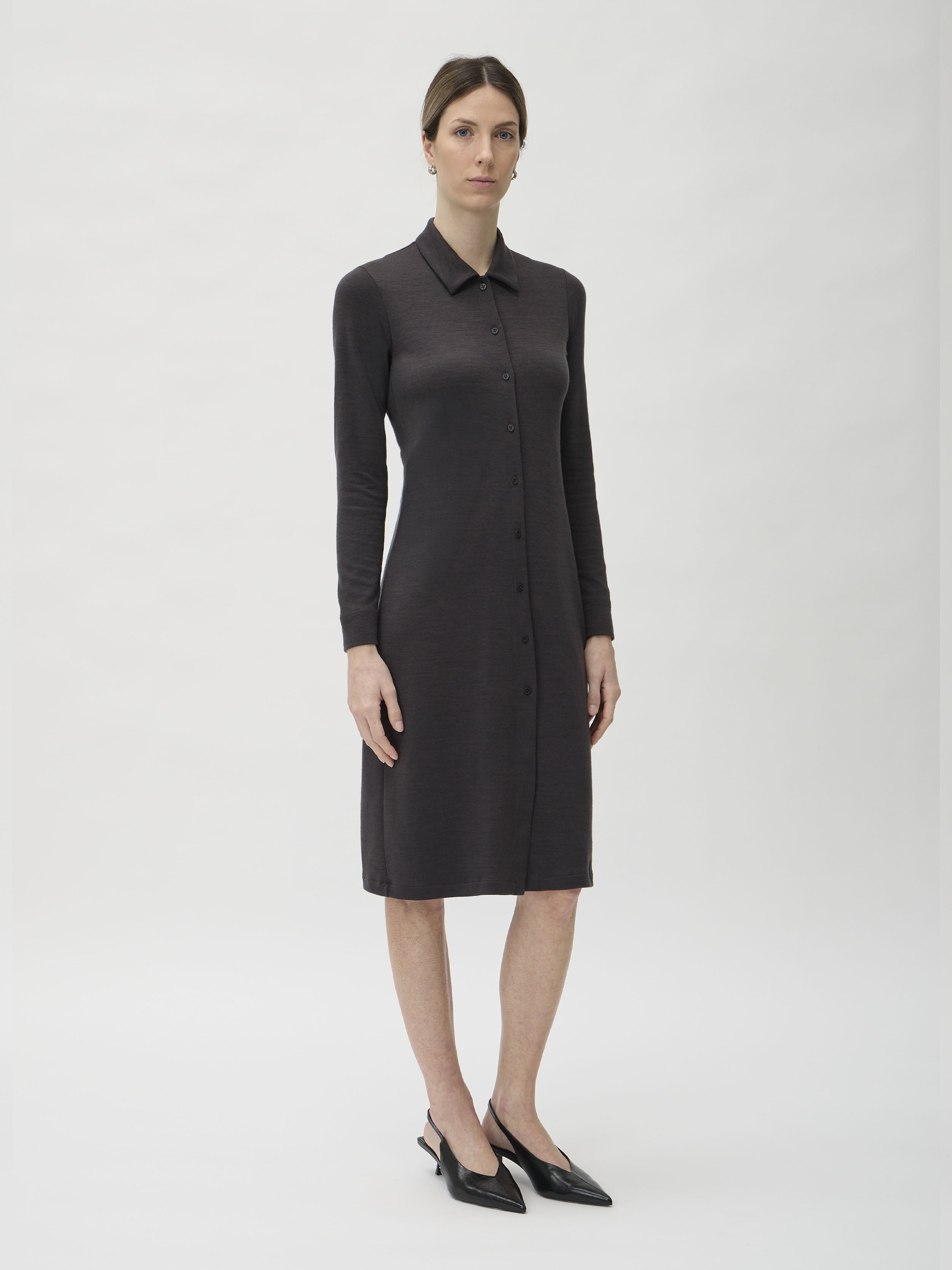 Shirtdress Jersey in Darfo 1171L Caffe – model front view, three-quarter length – ELISE GUG