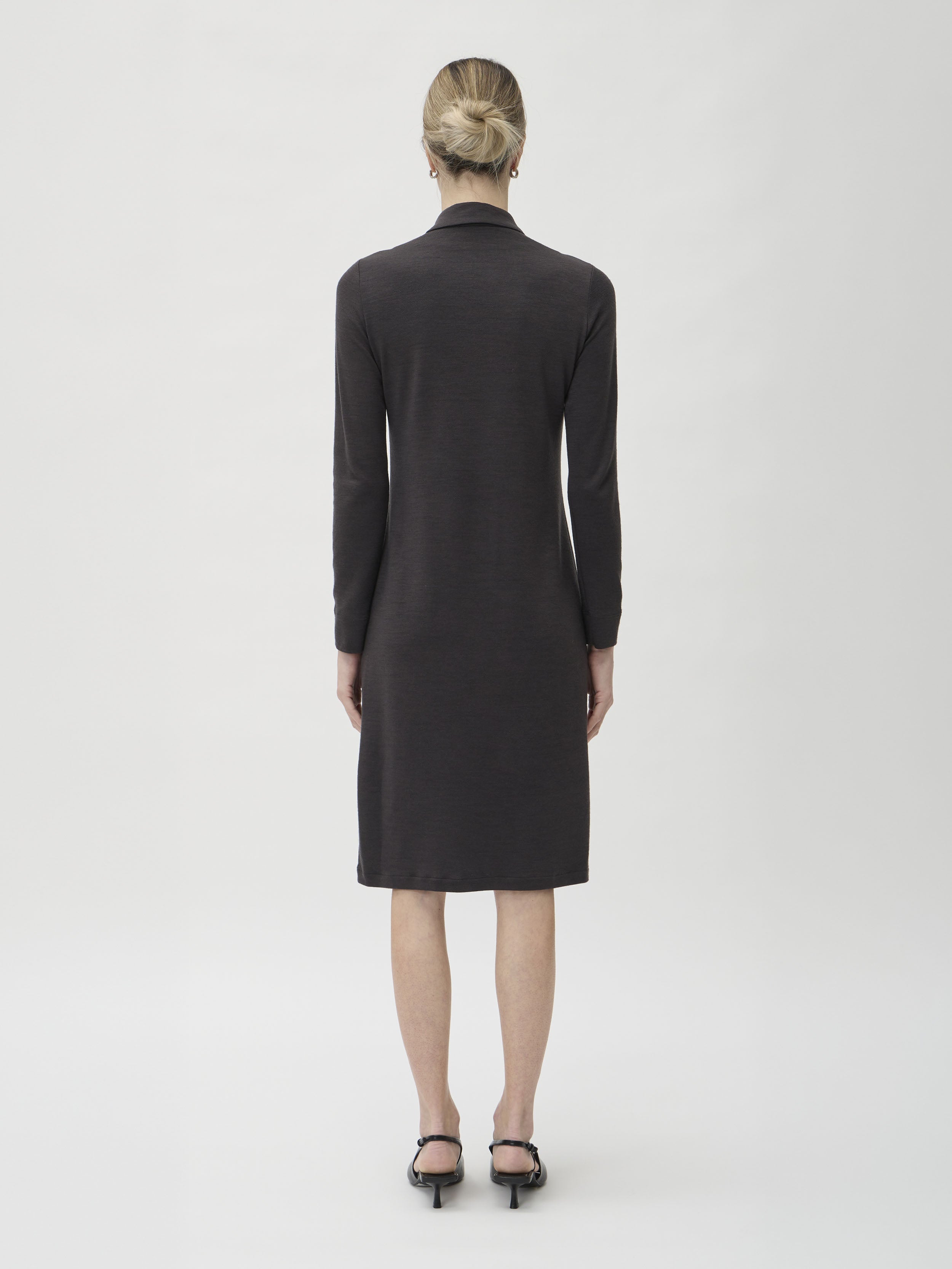 Shirtdress Jersey in Darfo 1171L Caffe – model back view – ELISE GUG