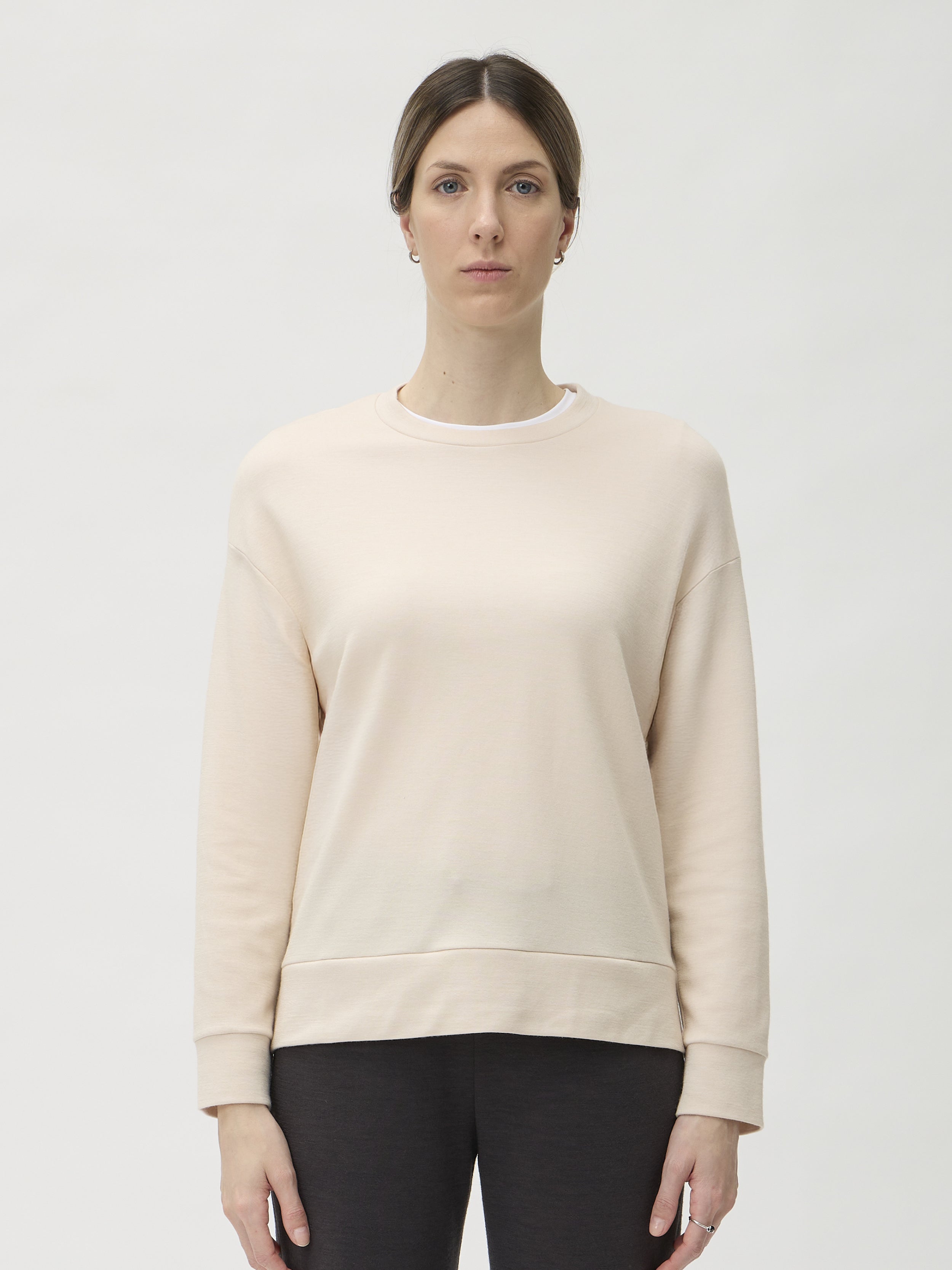 Sweatshirt in Darfo 1193 Cream – model front view, half length – ELISE GUG