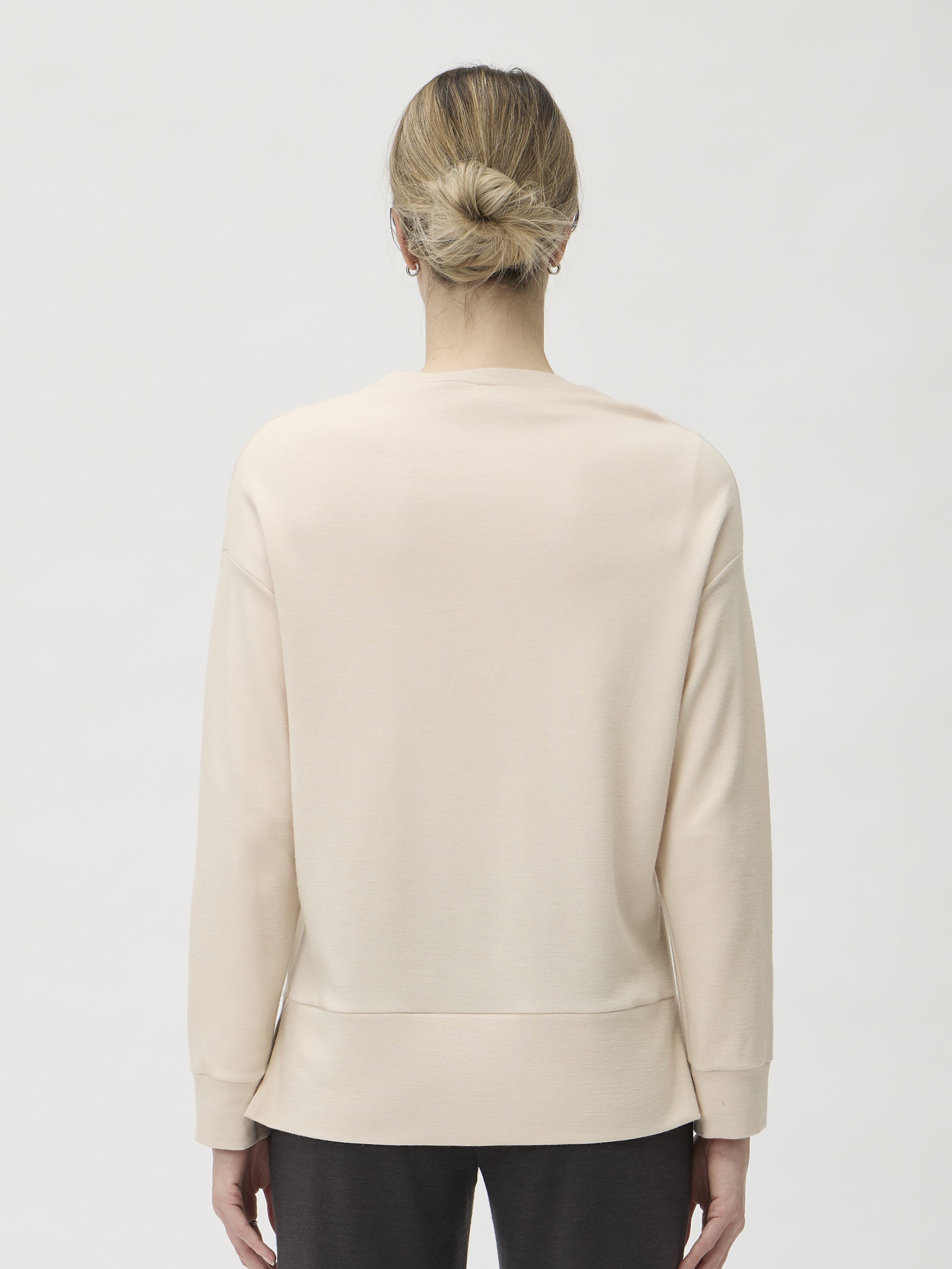Sweatshirt in Darfo 1193 Cream – model back view – ELISE GUG