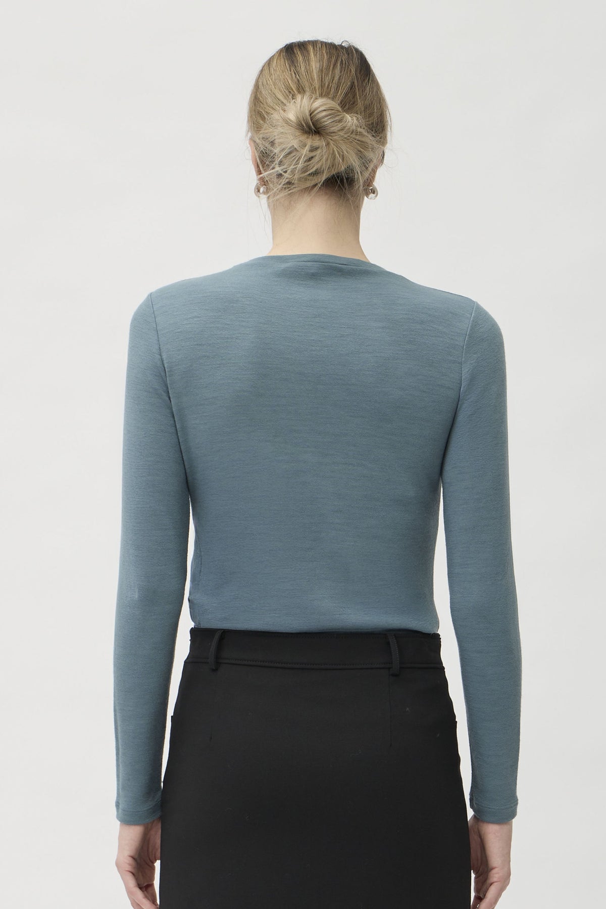 Blouse Wrinkled Neckline in Darfo 1200 Green Blue – model back view – ELISE GUG
