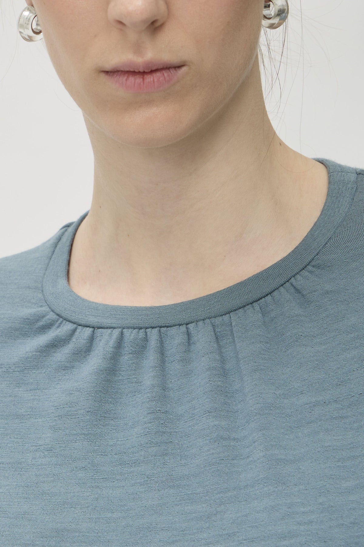 Blouse Wrinkled Neckline in Darfo 1200 Green Blue – close-up of wrinkled neckline detail – ELISE GUG